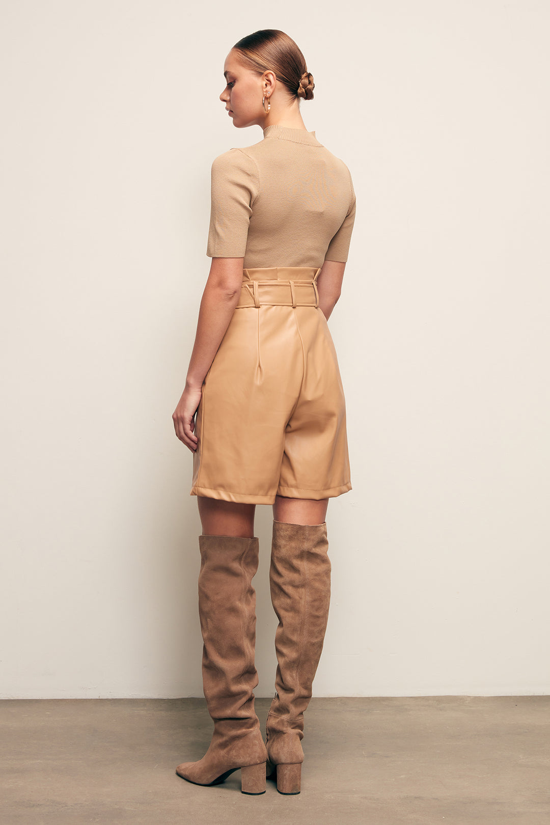 Sateen Short en Cuir avec Ceinture - Beige