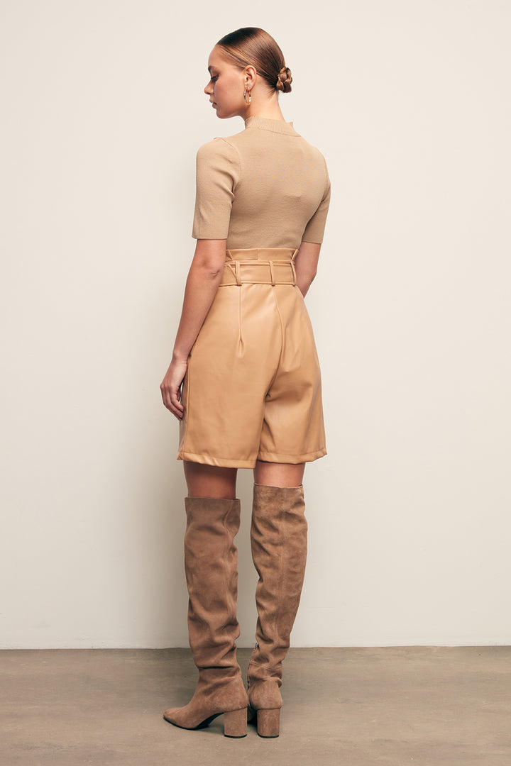 Sateen Short en Cuir avec Ceinture - Beige
