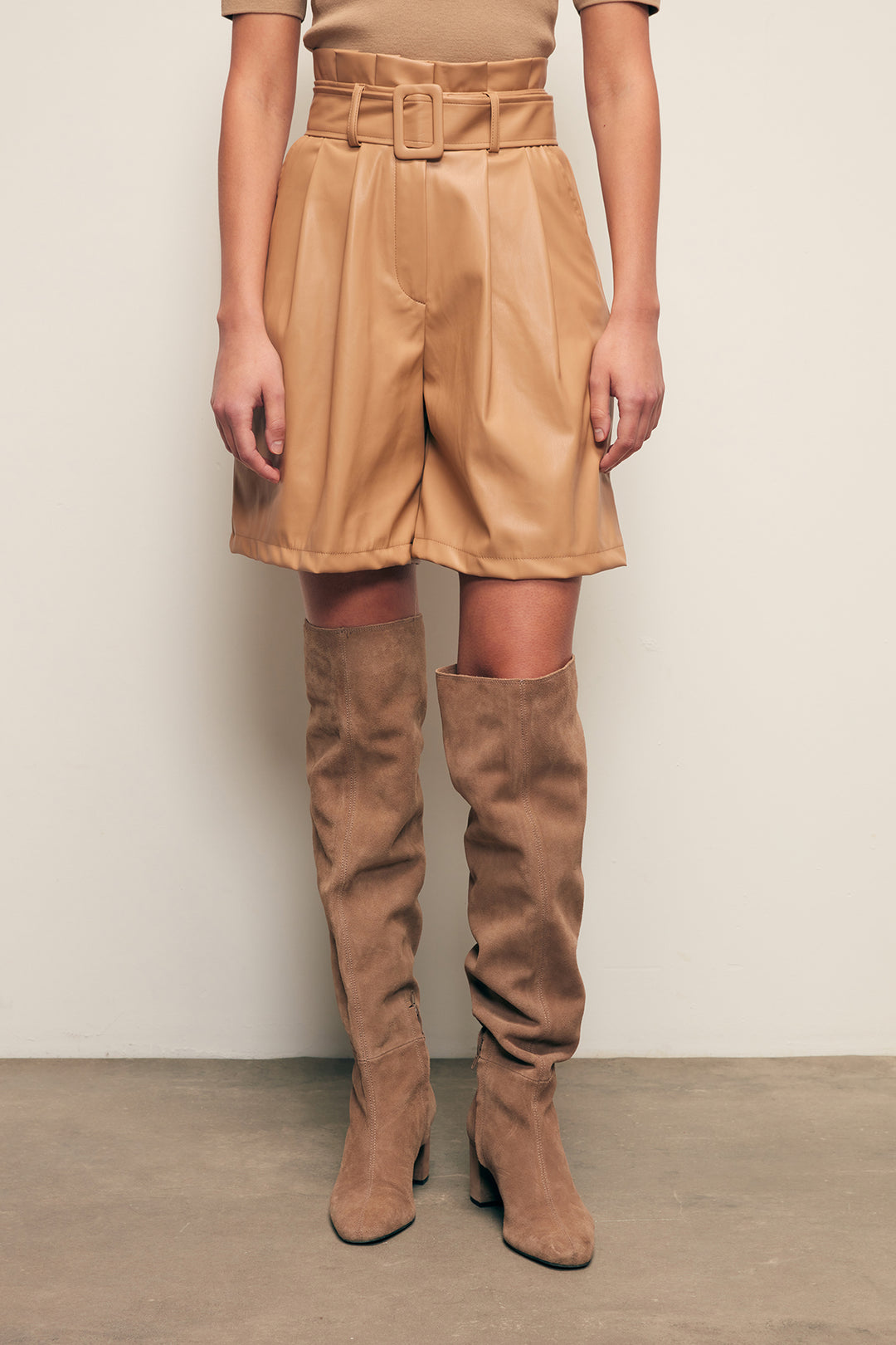 Sateen Short en Cuir avec Ceinture - Beige