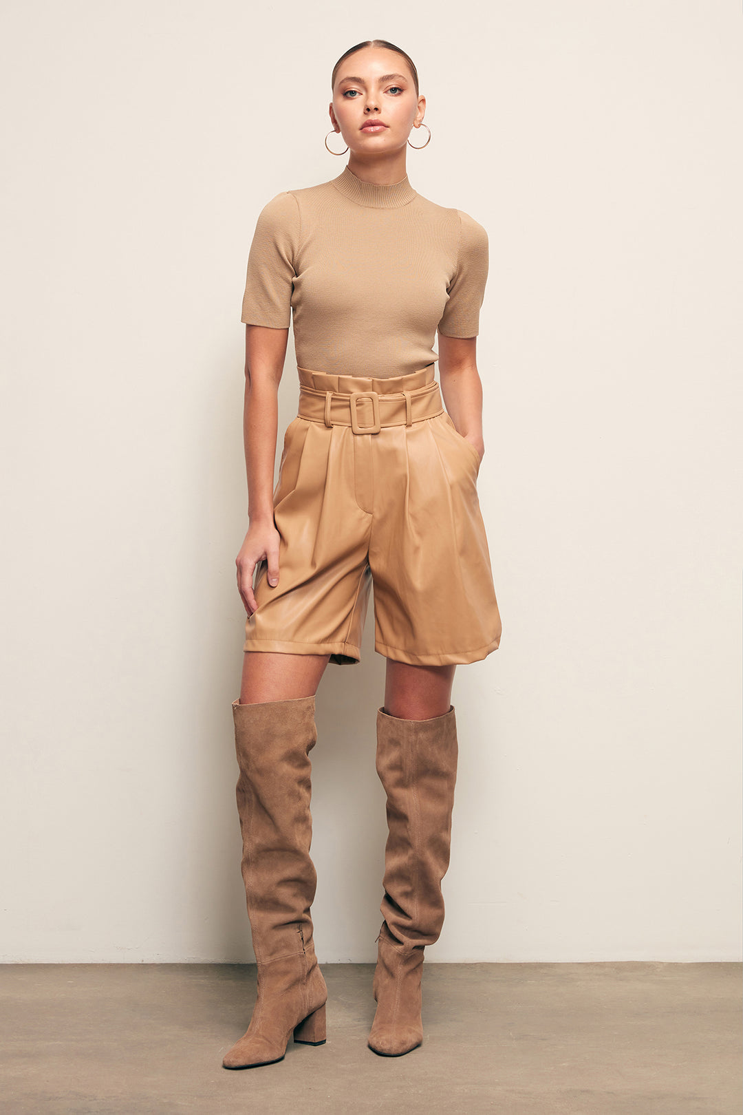 Sateen Short en Cuir avec Ceinture - Beige