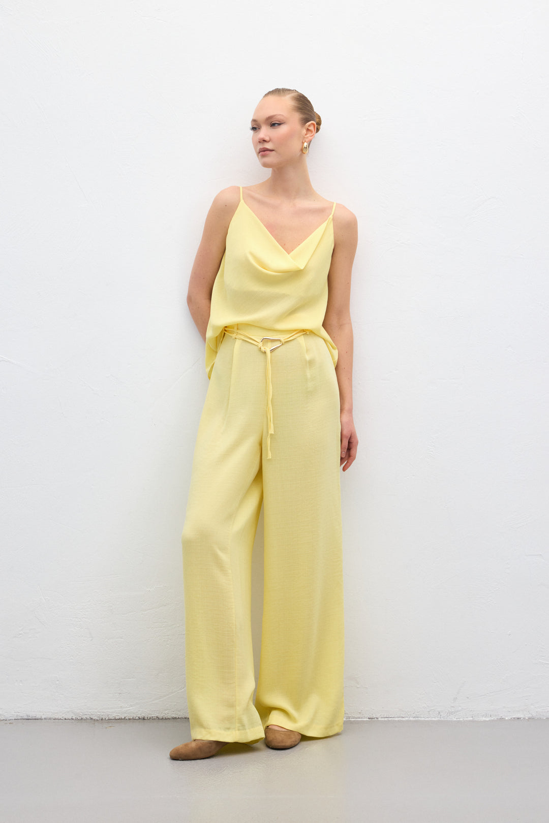 Sateen Pantalon ample ceinturé - Jaune