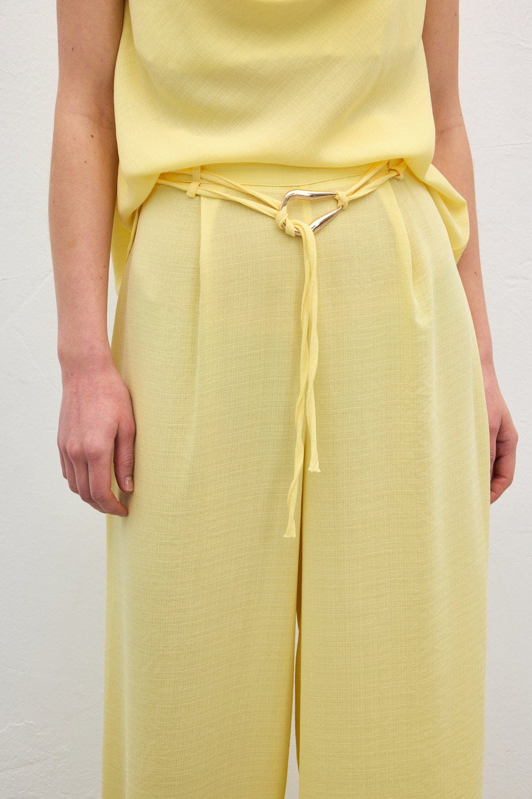Sateen Pantalon ample ceinturé - Jaune