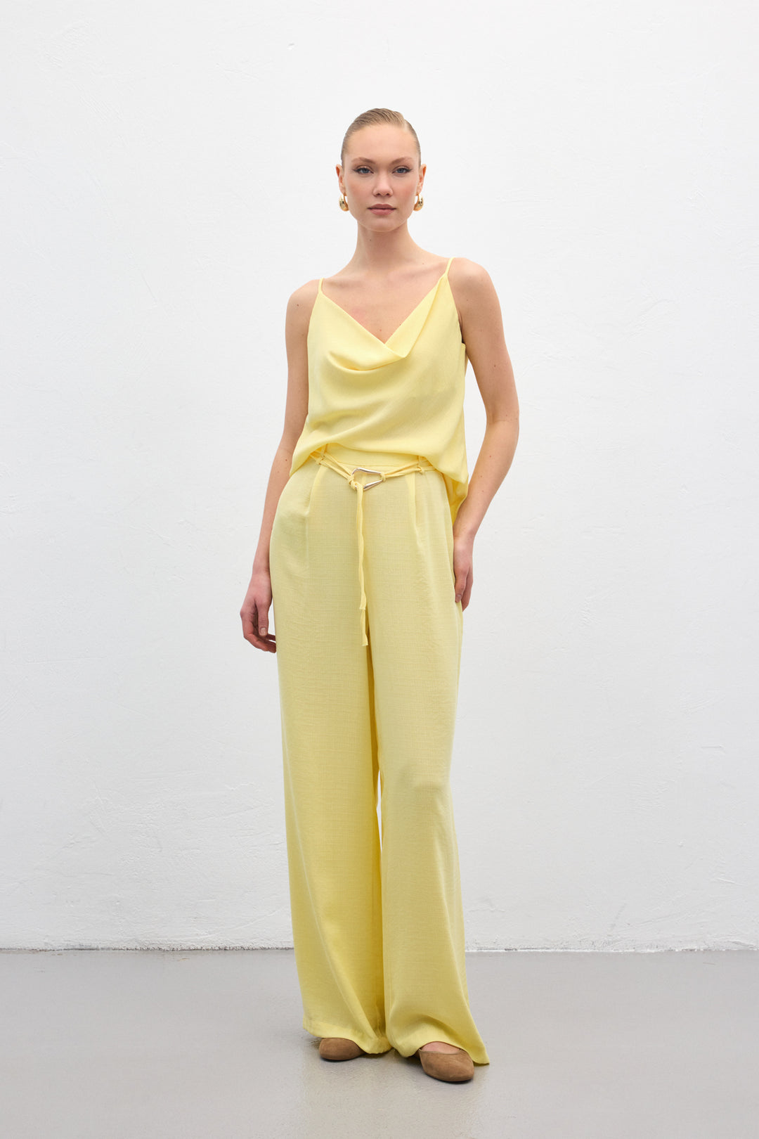 Sateen Pantalon ample ceinturé - Jaune