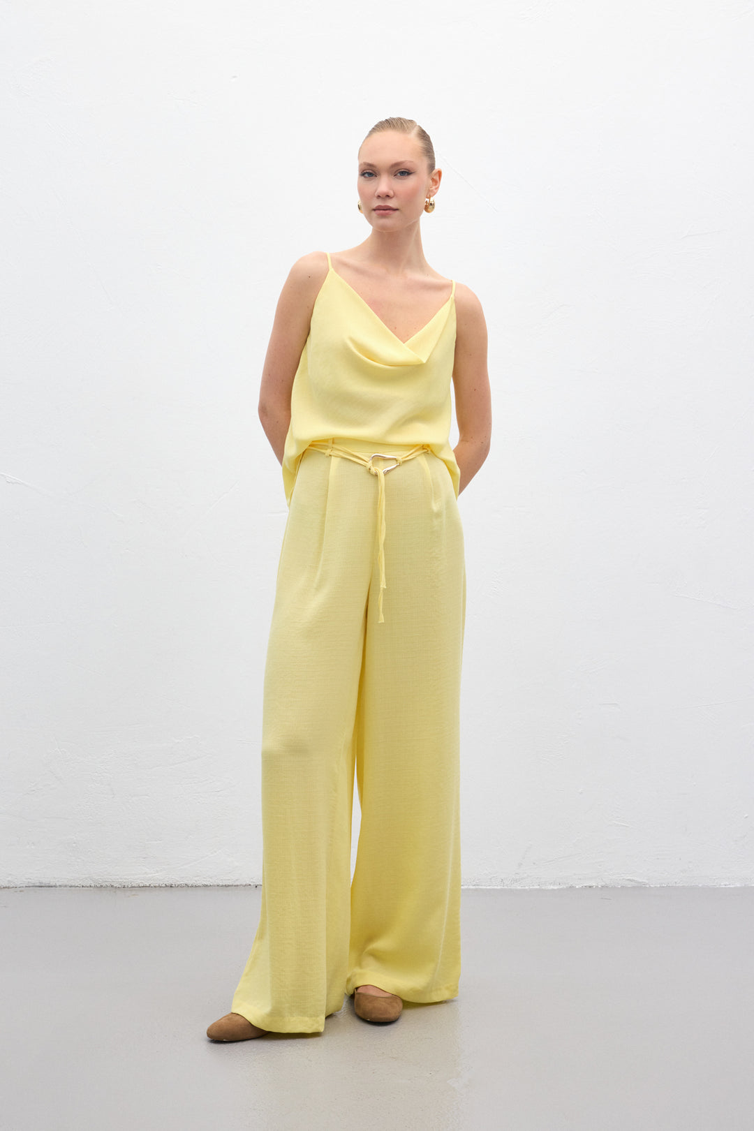 Sateen Pantalon ample ceinturé - Jaune