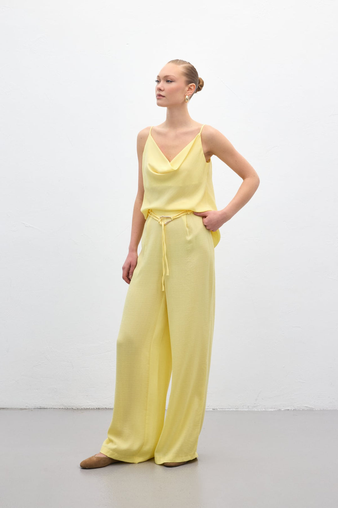 Sateen Pantalon ample ceinturé - Jaune