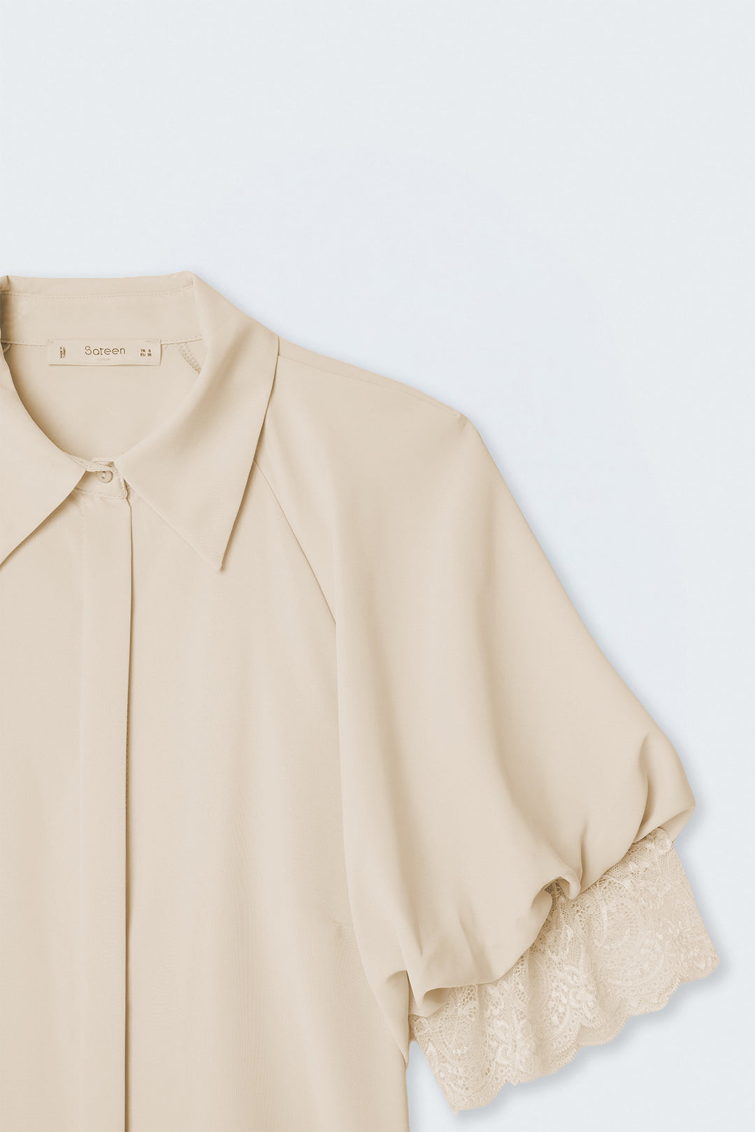 Sateen Chemisier à manches courtes avec détails en dentelle - Beige