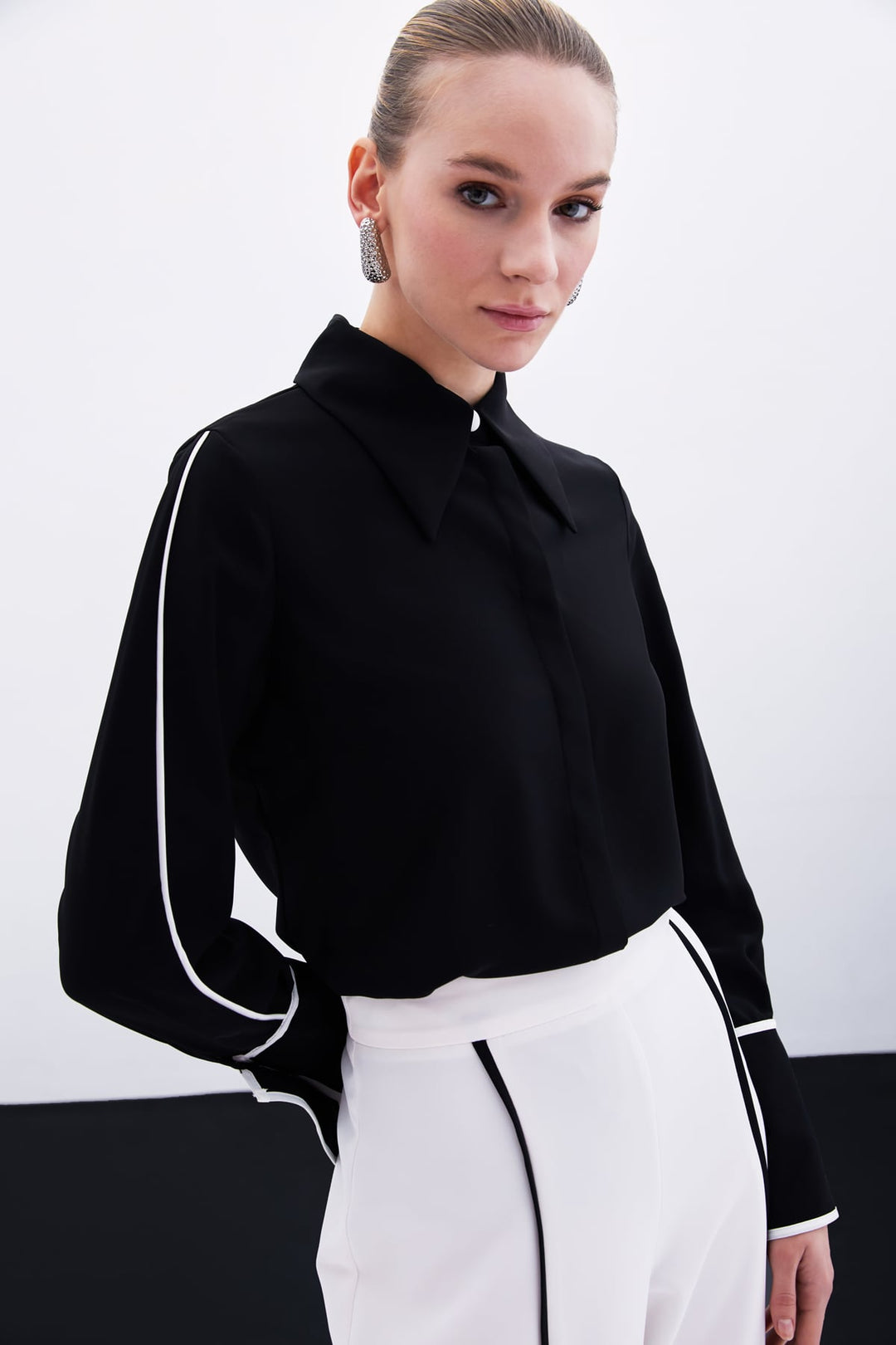 Sateen Chemise Classique à Manches Contrastées - Noir