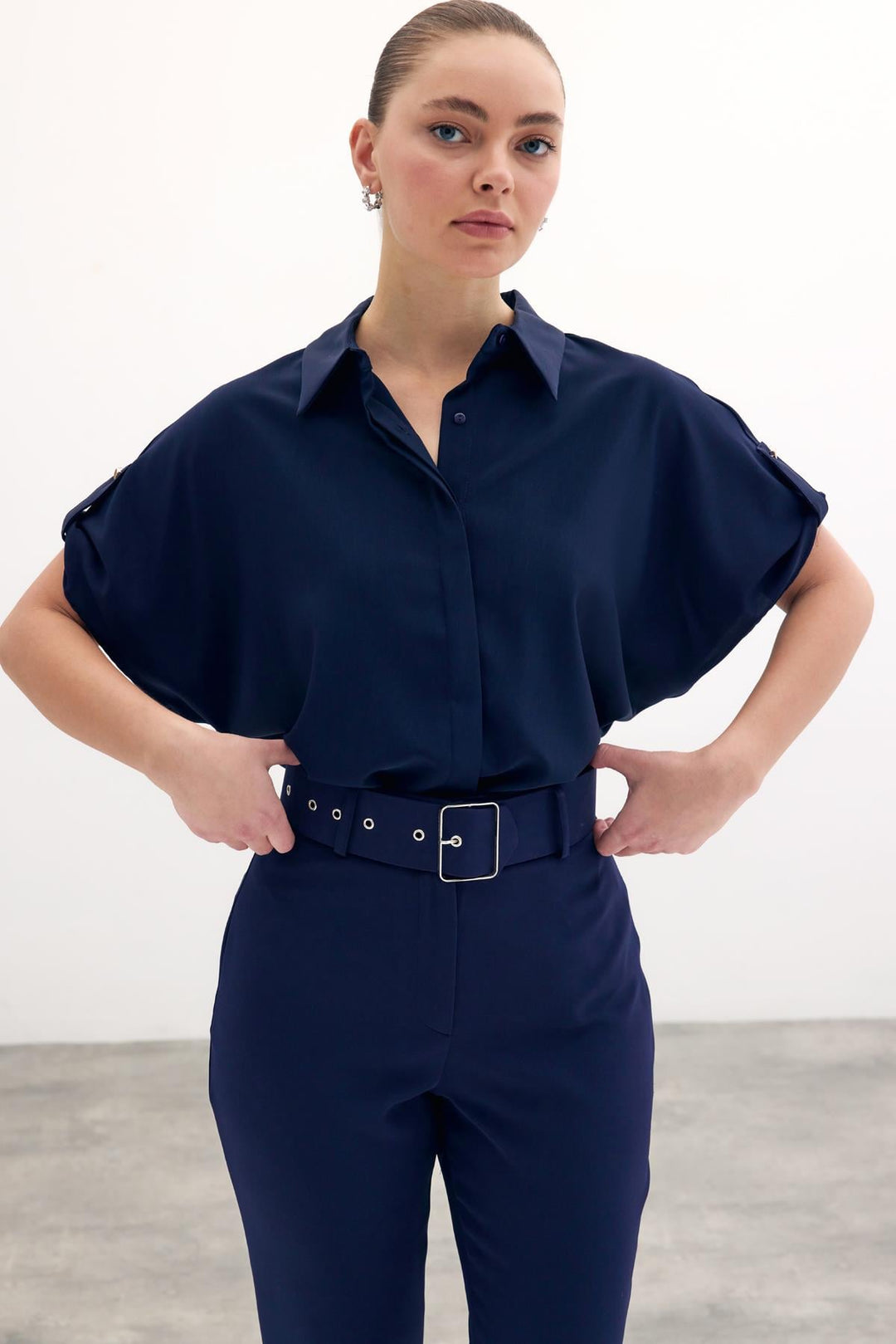 Sateen Chemisier ample avec détails aux manches - Bleu marine
