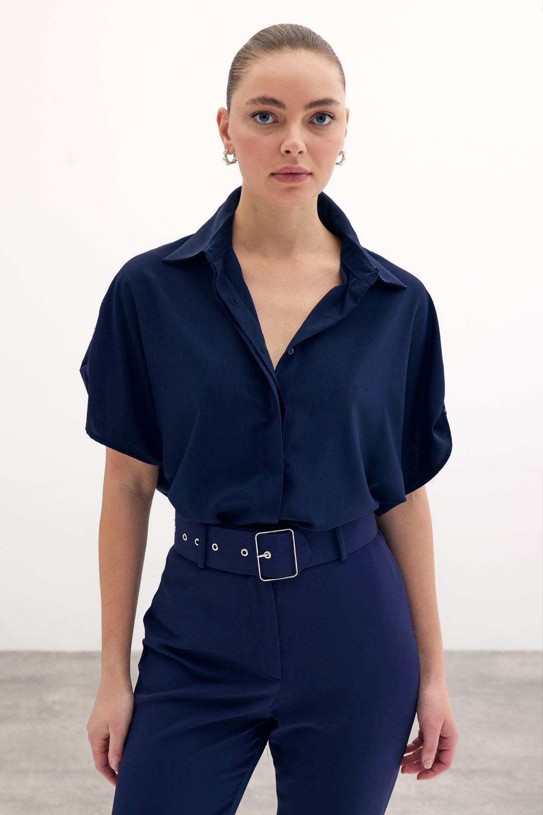 Sateen Chemisier ample avec détails aux manches - Bleu marine