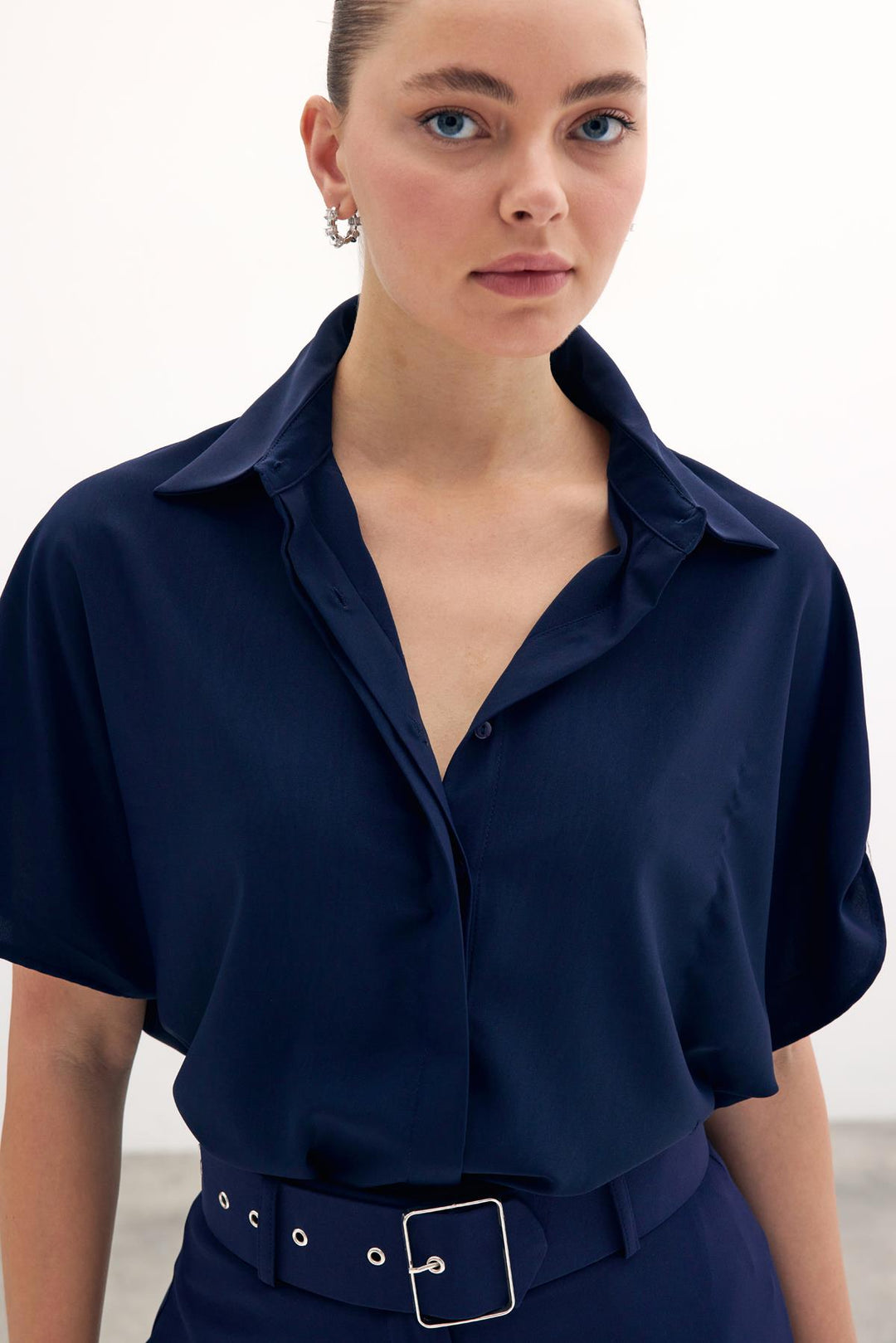 Sateen Chemisier ample avec détails aux manches - Bleu marine