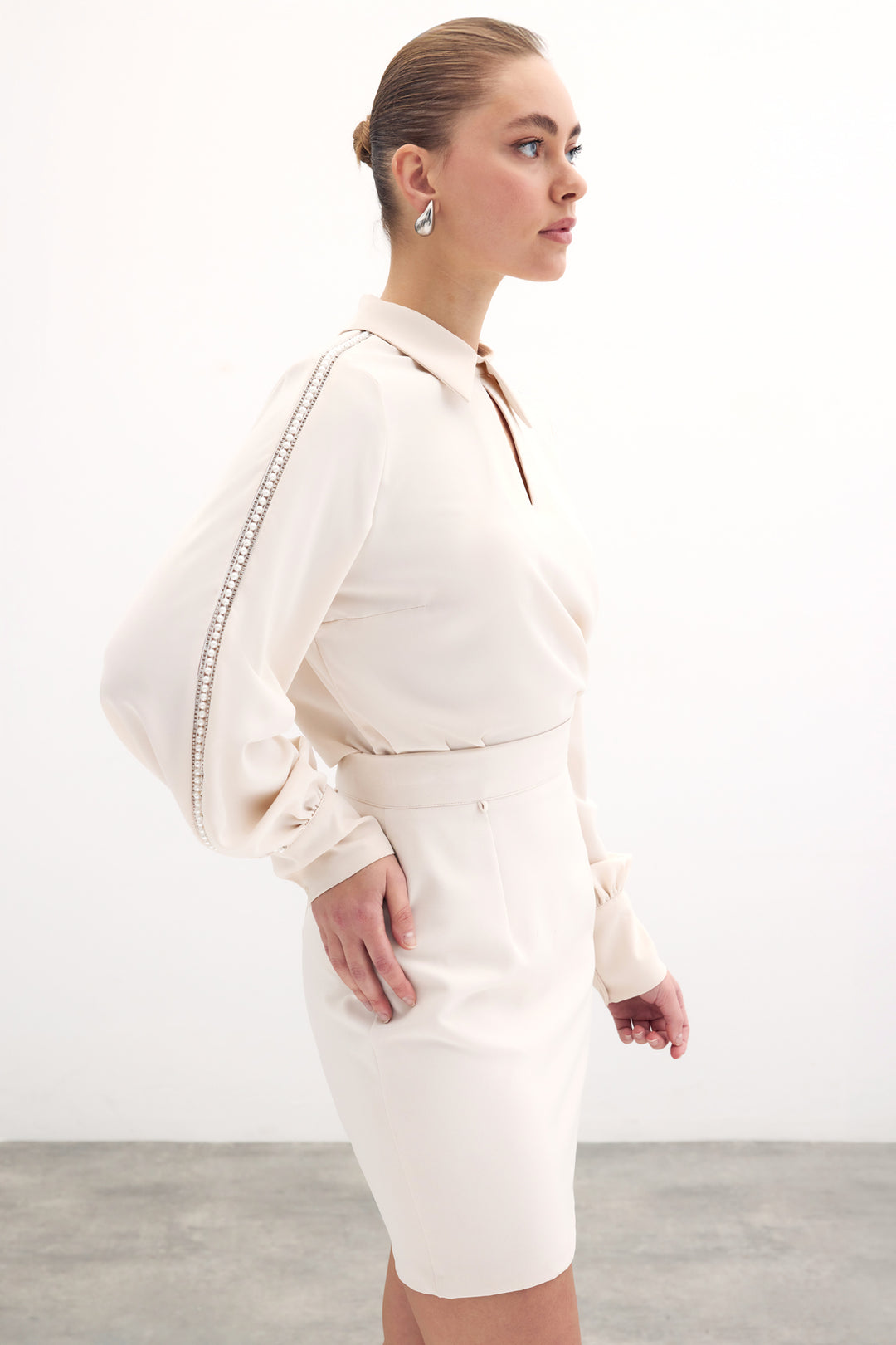 Sateen Blouse avec Détails en Perles aux Manches - Beige