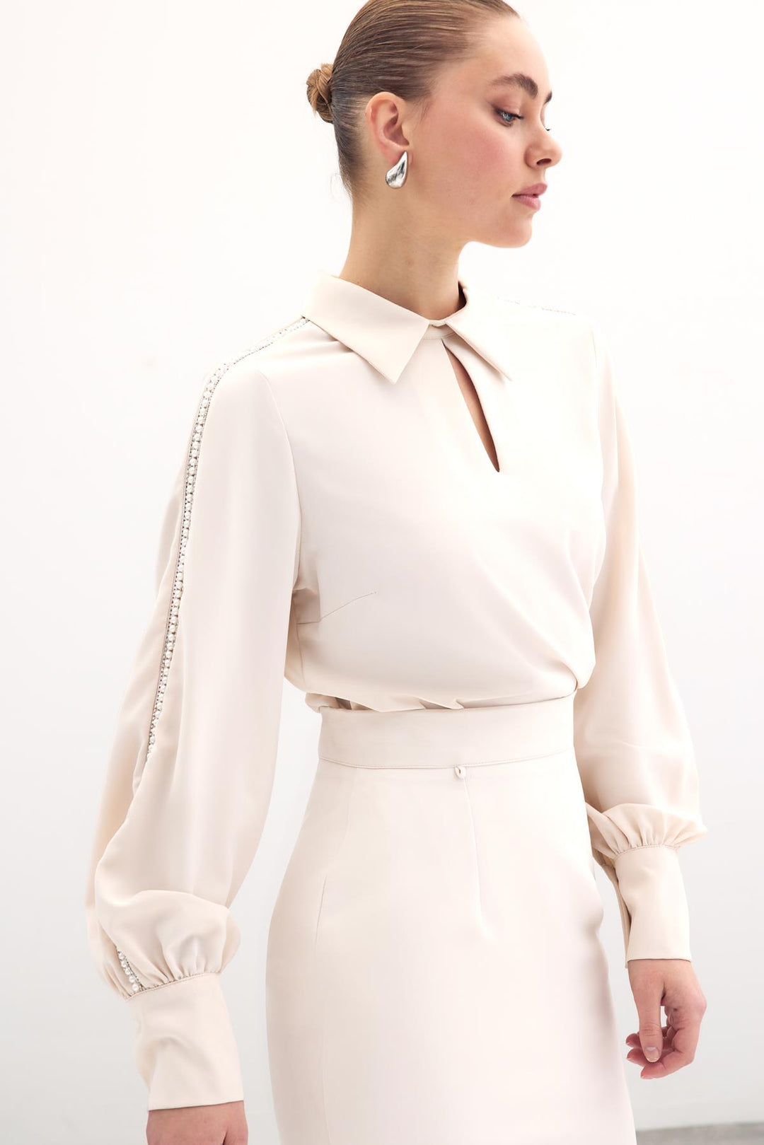 Sateen Blouse avec Détails en Perles aux Manches - Beige