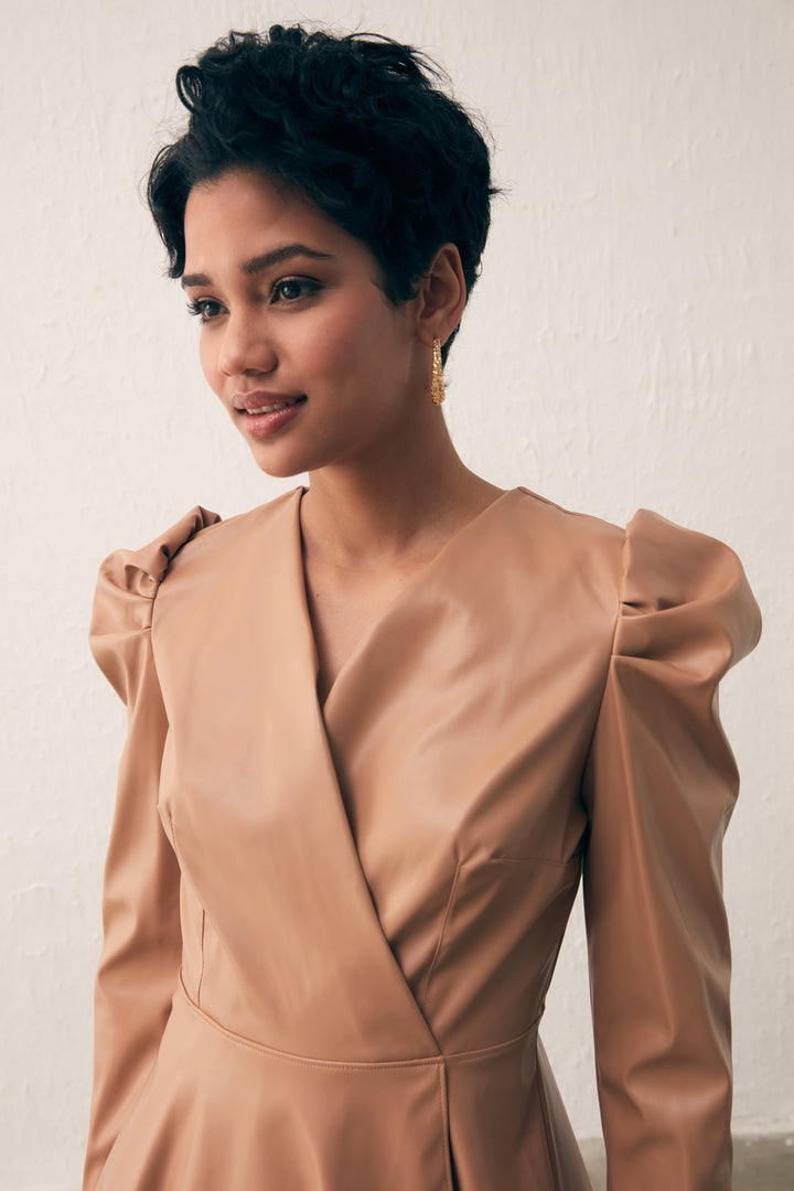 Sateen Blouse en cuir croisée - camel