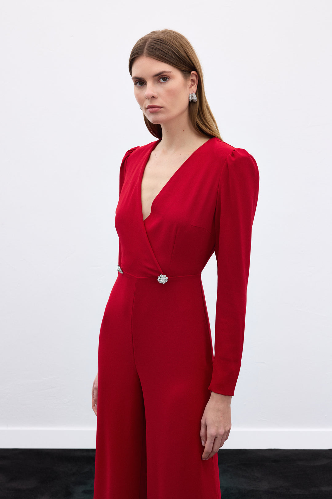 Sateen Combinaison en crêpe avec détails en pierres - Rouge
