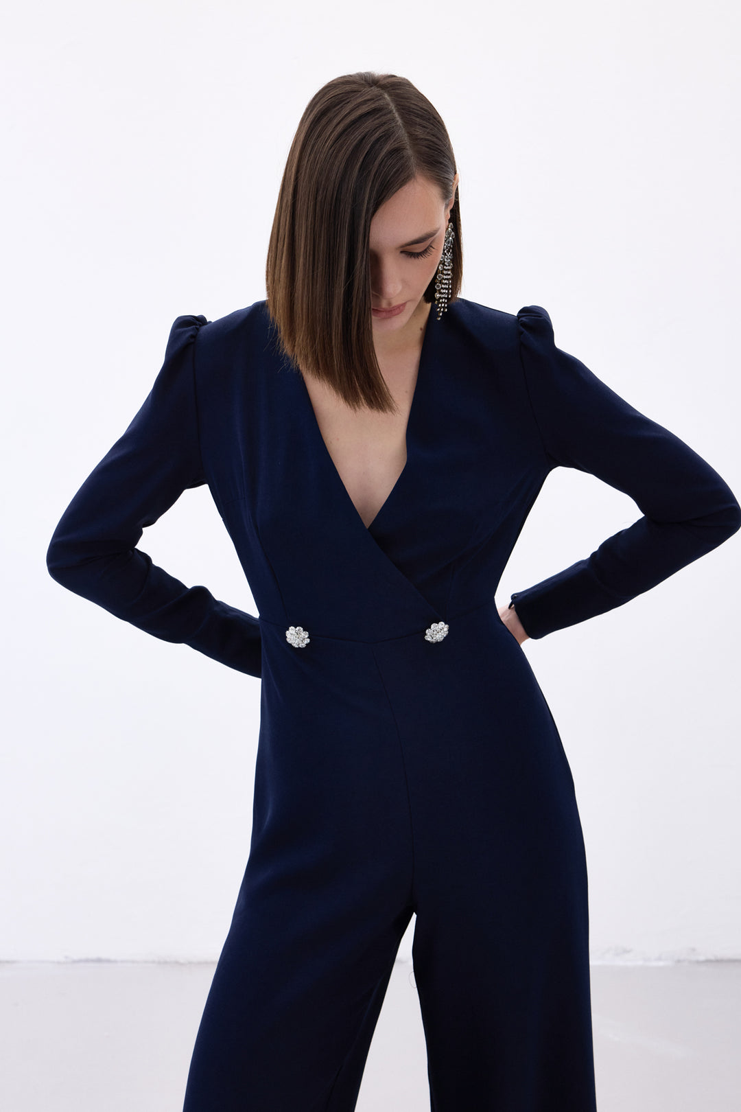 Sateen Combinaison en crêpe à détails croisés et ornements - Bleu marine