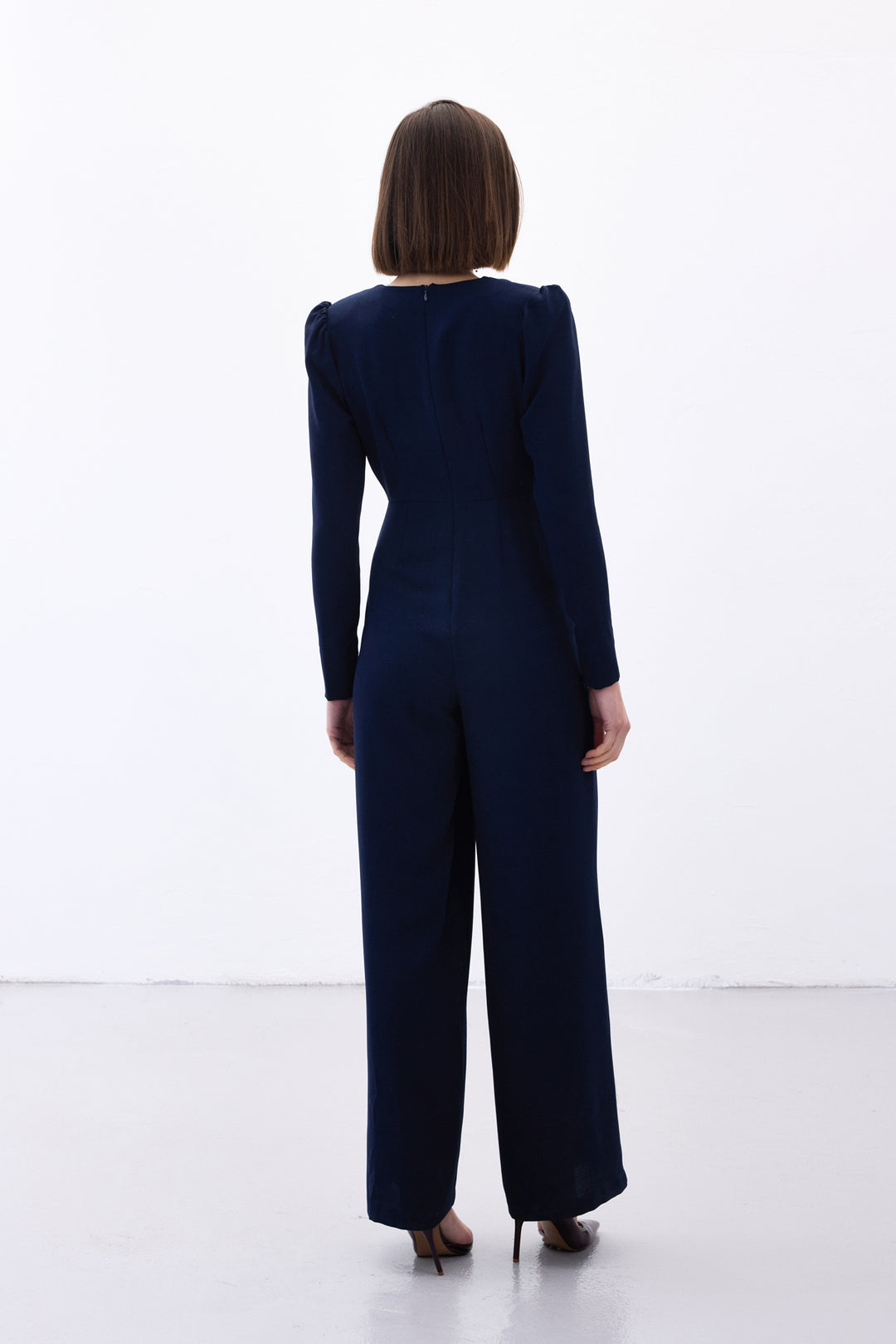 Sateen Combinaison en crêpe à détails croisés et ornements - Bleu marine