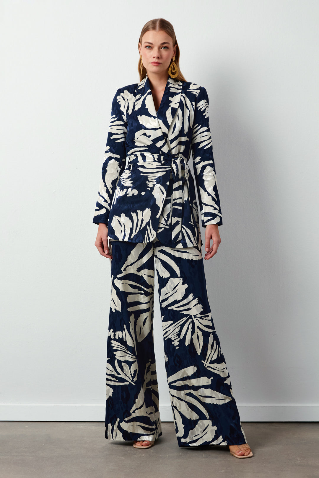 Sateen Veste en satin à motifs floraux avec ceinture - Bleu marine