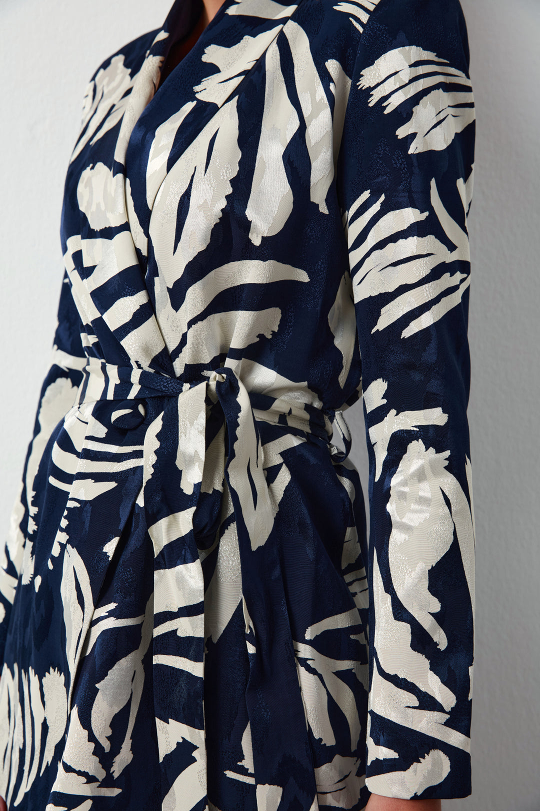 Sateen Veste en satin à motifs floraux avec ceinture - Bleu marine