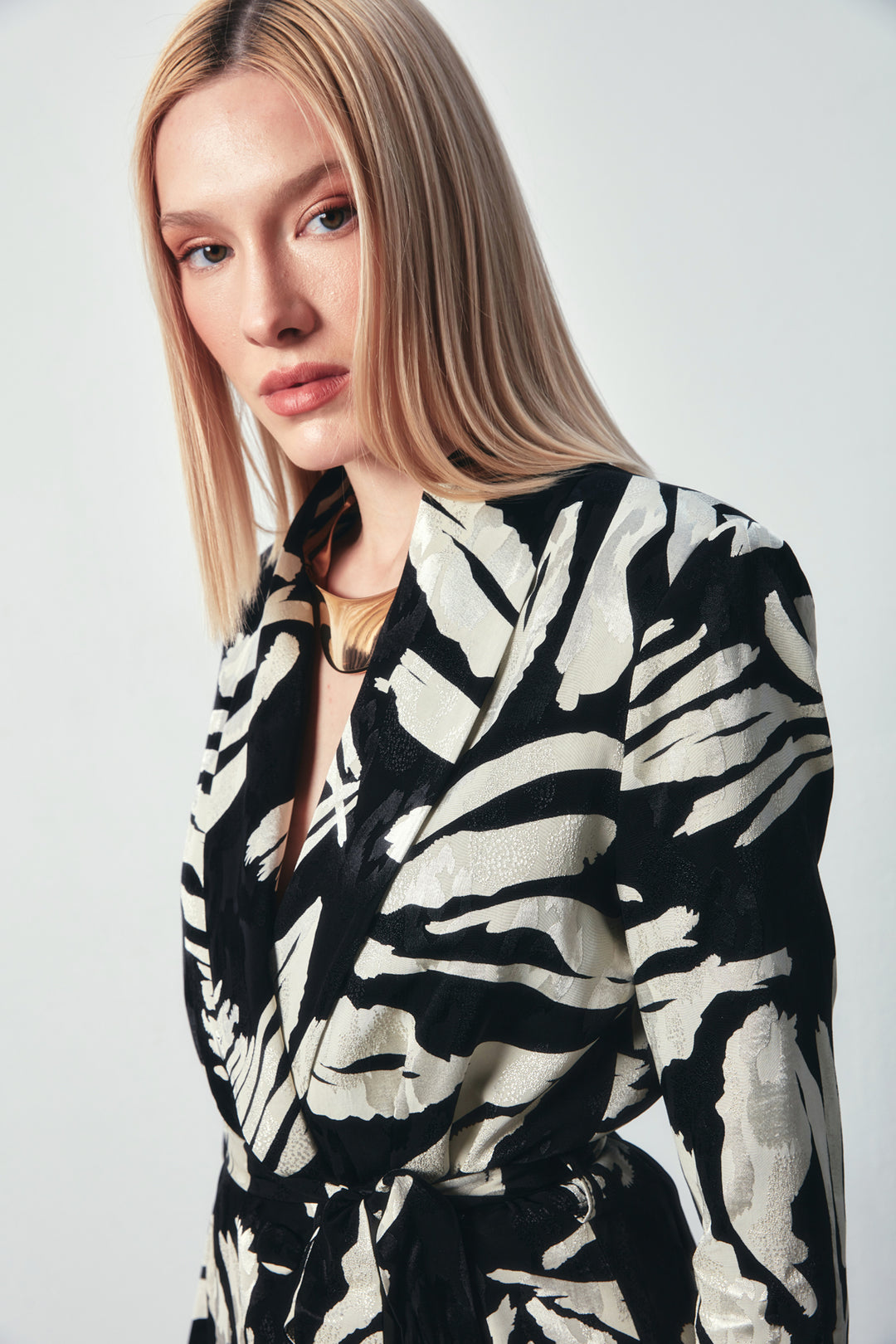Sateen Veste en satin à motifs floraux avec ceinture - Noir