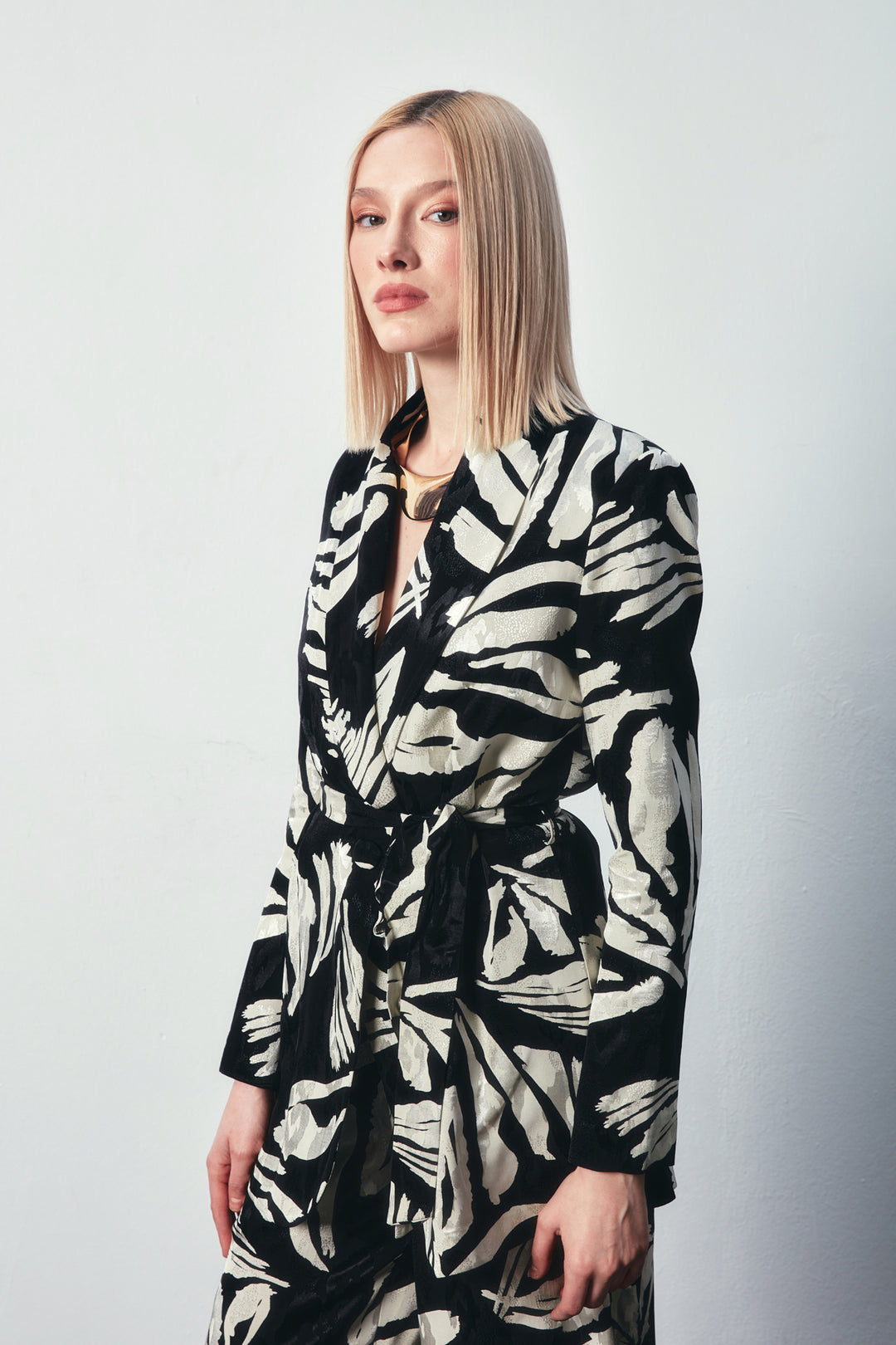 Sateen Veste en satin à motifs floraux avec ceinture - Noir