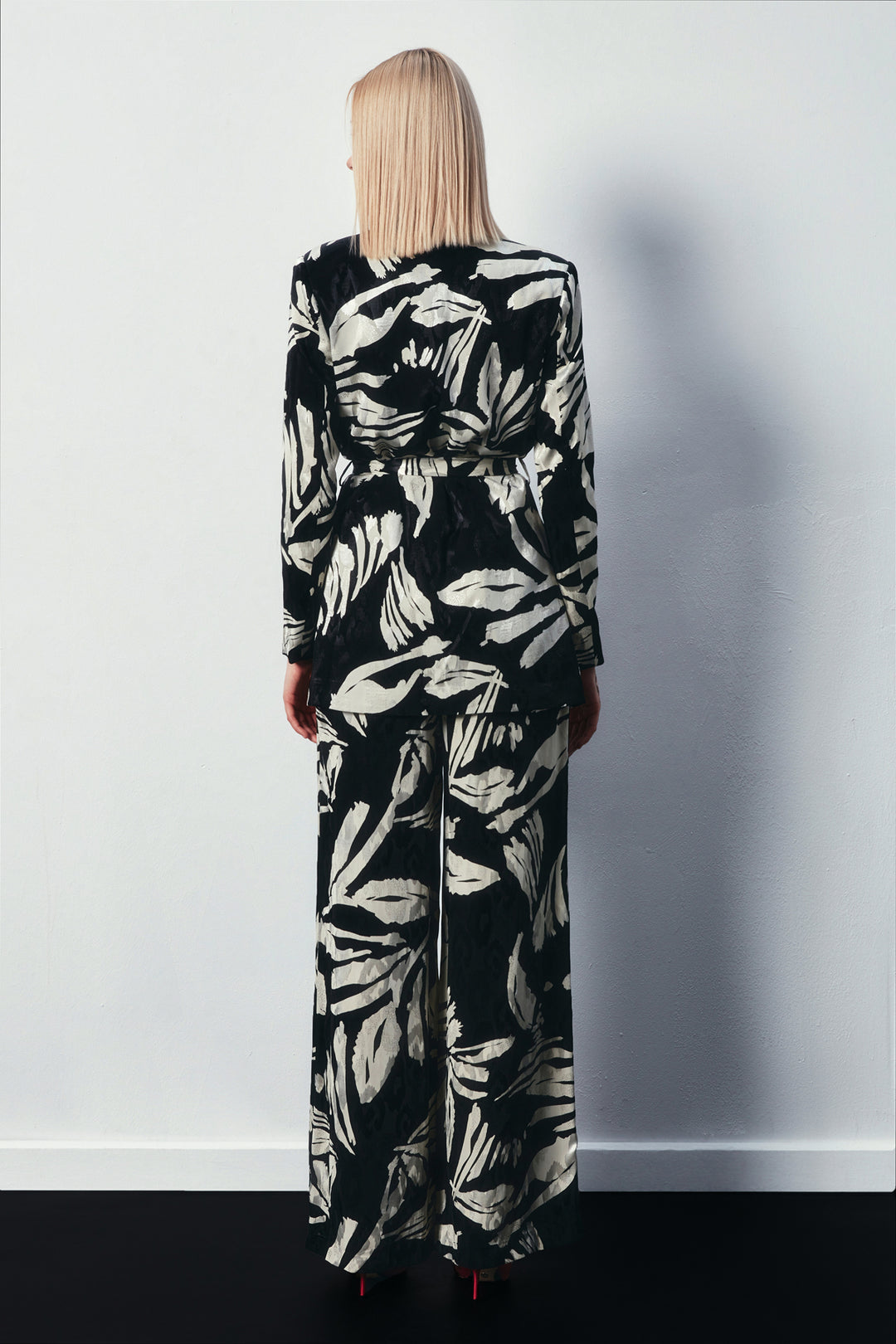 Sateen Veste en satin à motifs floraux avec ceinture - Noir