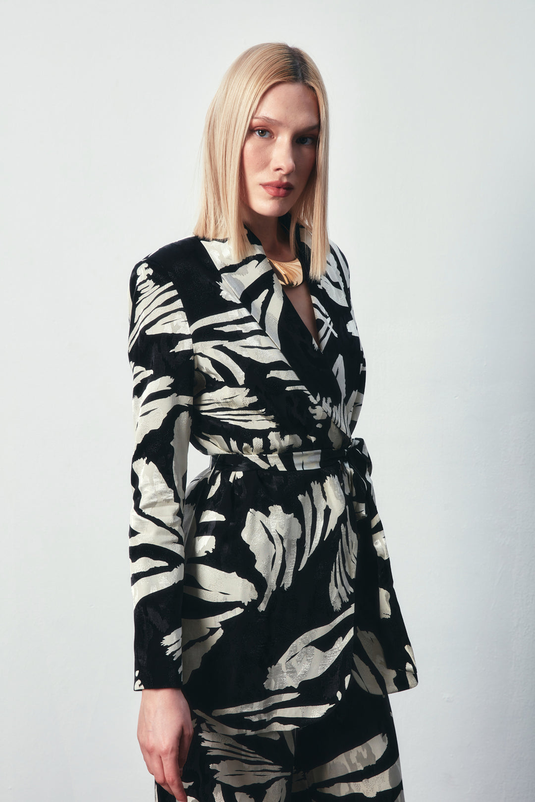 Sateen Veste en satin à motifs floraux avec ceinture - Noir