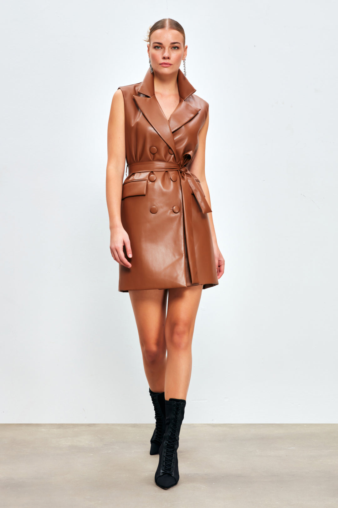 Sateen Robe gilet en cuir ceinturée - Marron