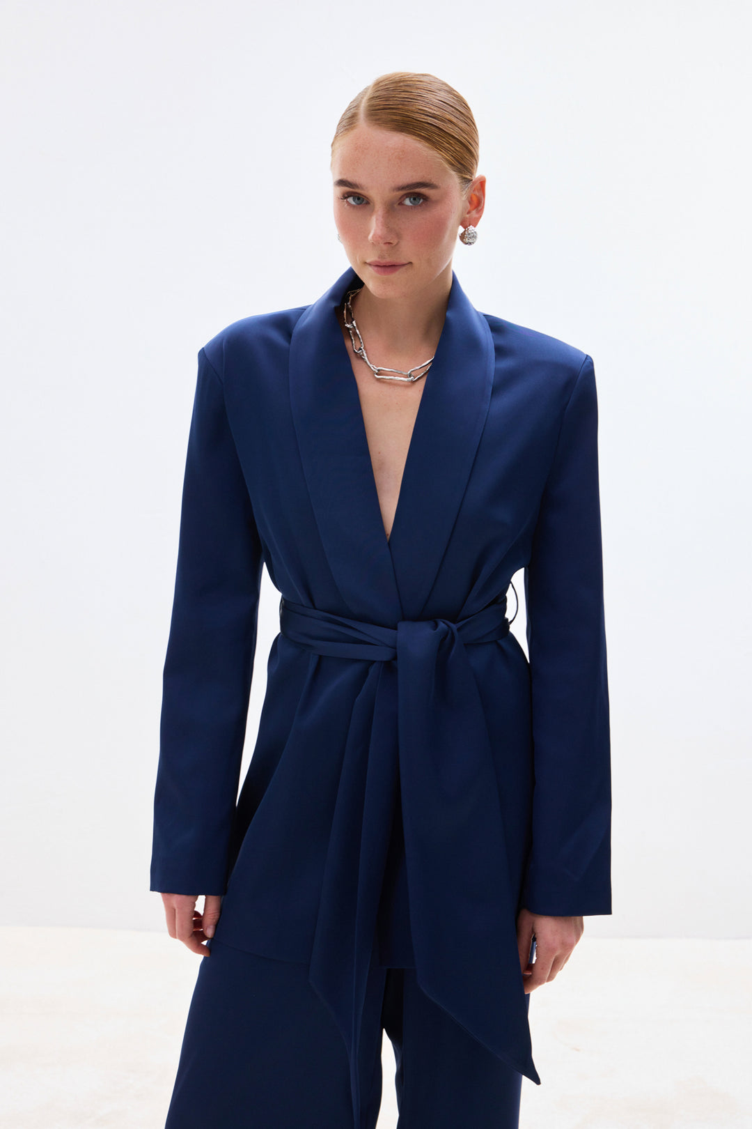 Sateen Veste en satin à ceinture - Bleu marine