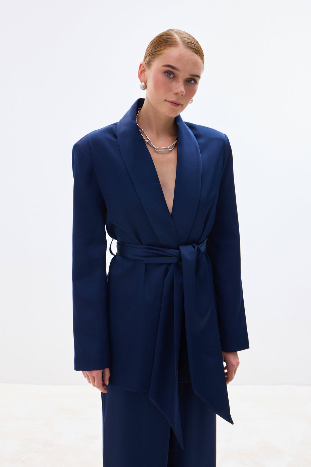 Sateen Veste en satin à ceinture - Bleu marine