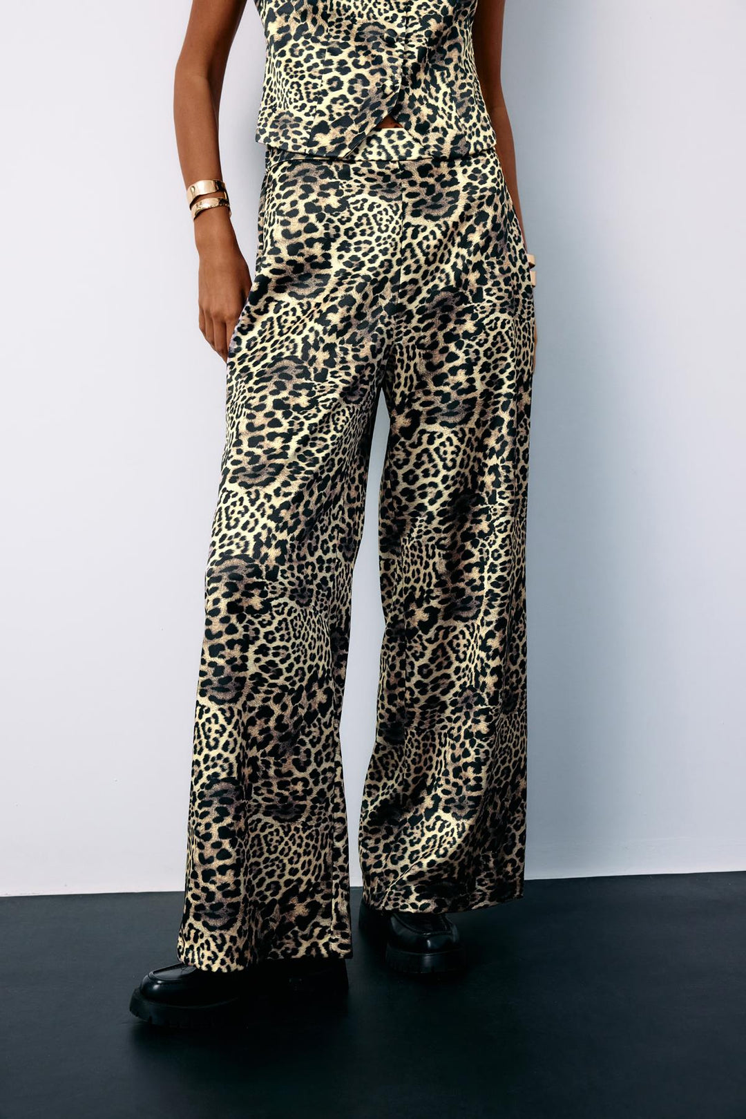 Sateen Pantalon en satin à motif léopard - Gris