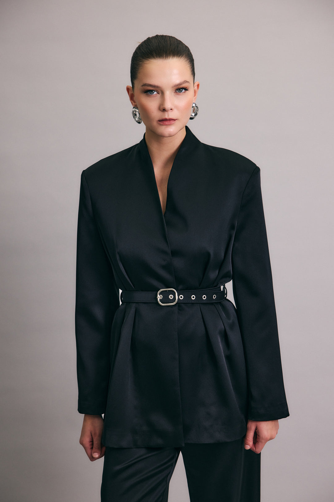 Sateen Veste en satin ceinturée Lisa - Noir