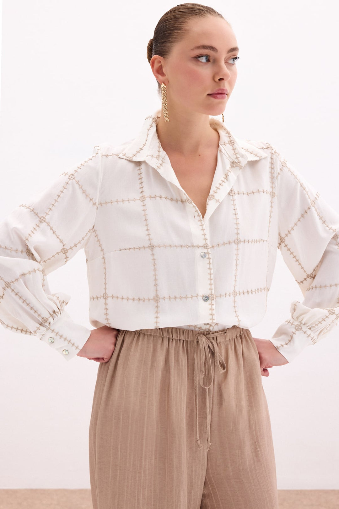 Sateen Chemise en viscose avec détails brodés - Beige