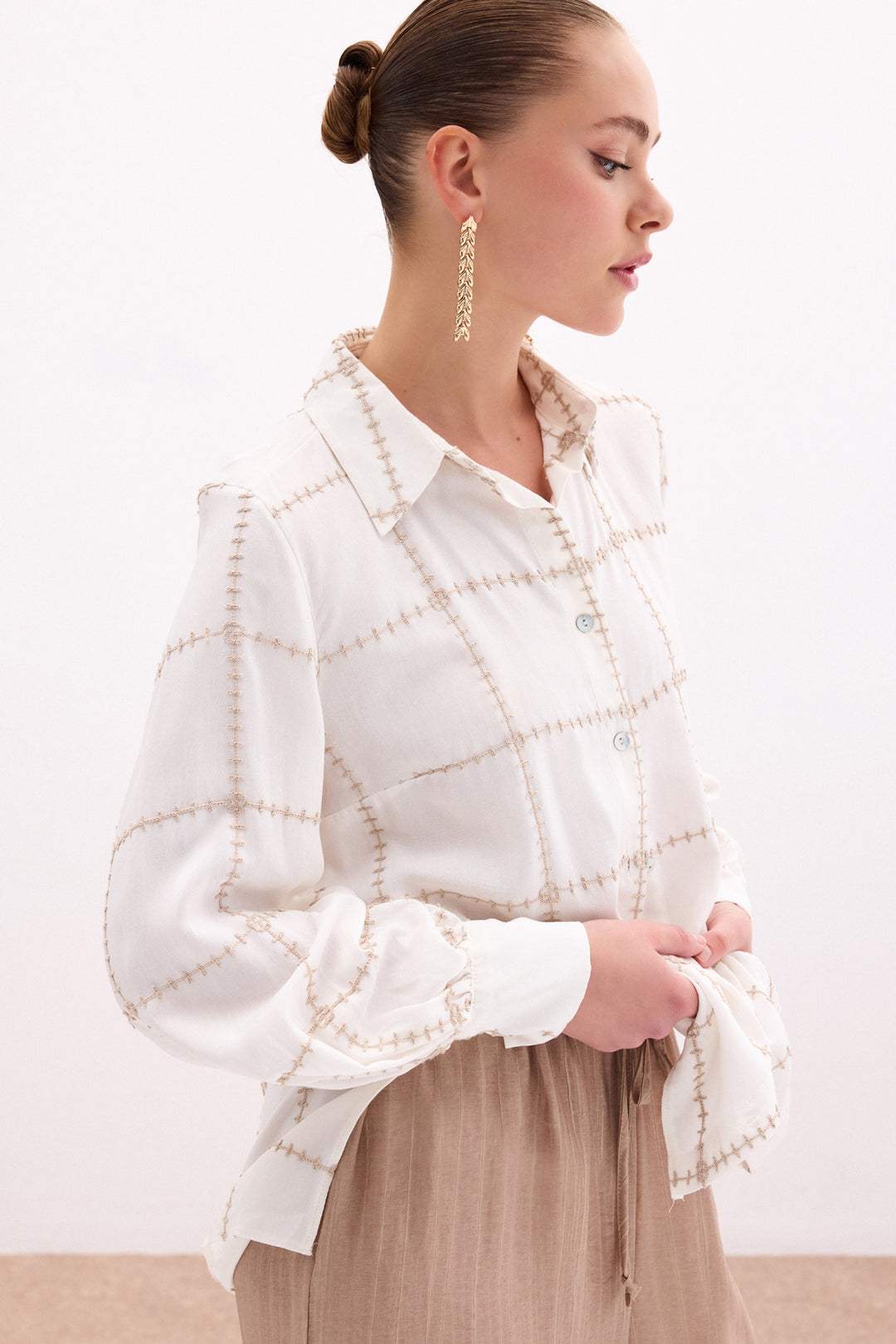 Sateen Chemise en viscose avec détails brodés - Beige