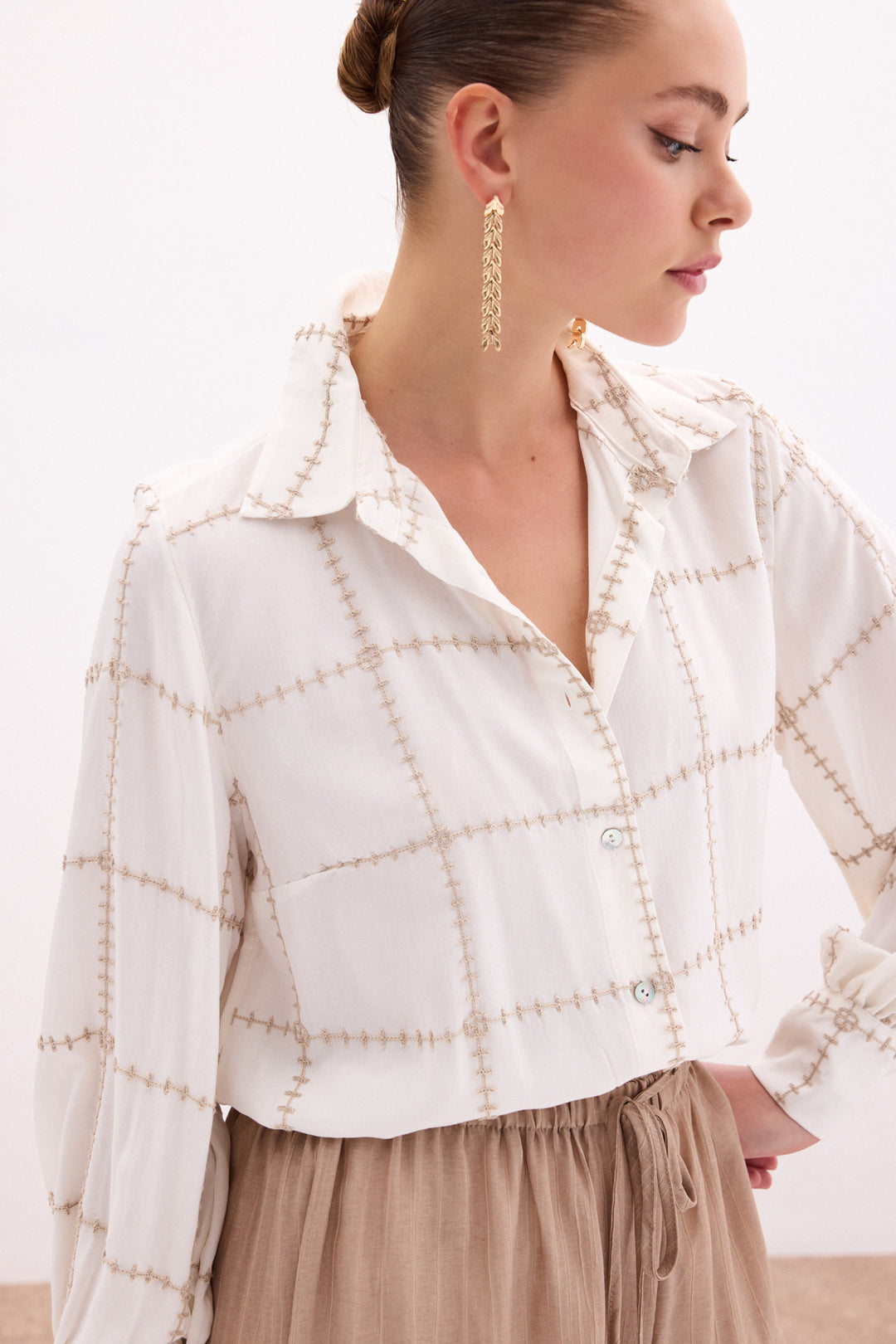 Sateen Chemise en viscose avec détails brodés - Beige