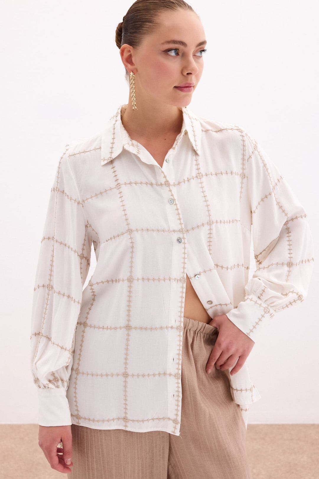 Sateen Chemise en viscose avec détails brodés - Beige