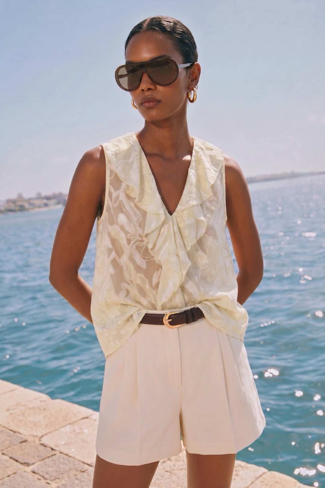 Sateen Blouse transparente avec détails en volants brodés - Beige