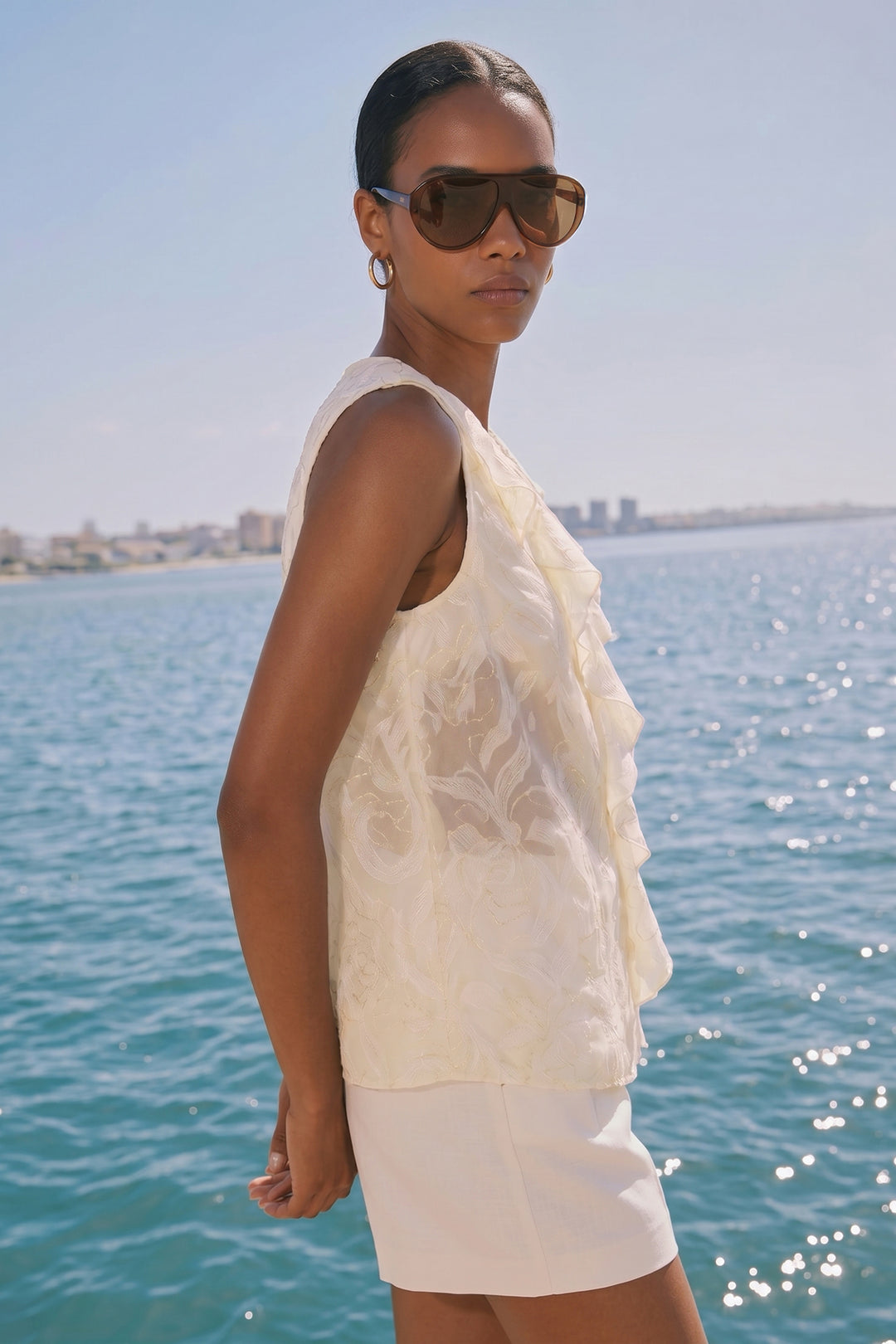 Sateen Blouse transparente avec détails en volants brodés - Beige