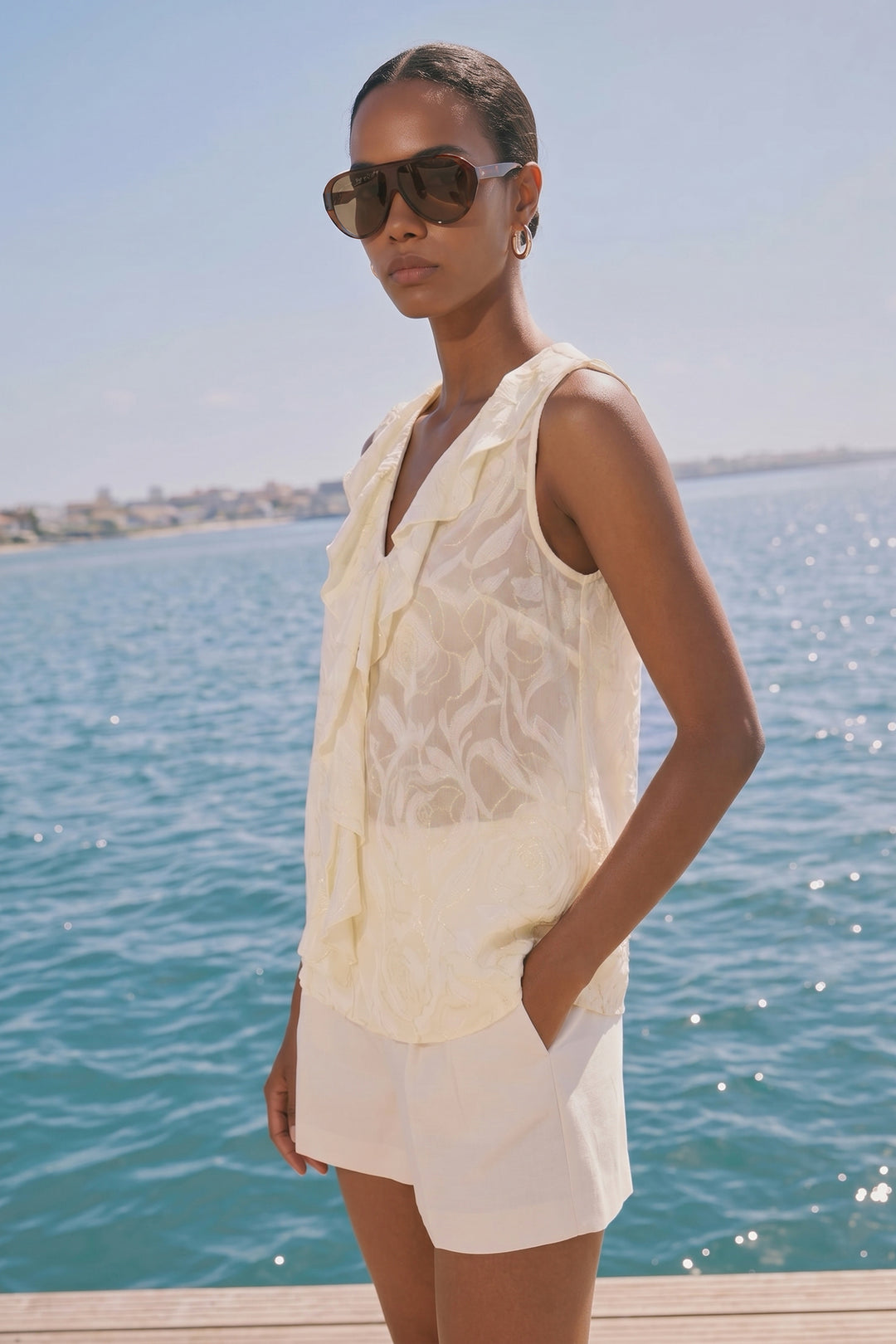 Sateen Blouse transparente avec détails en volants brodés - Beige