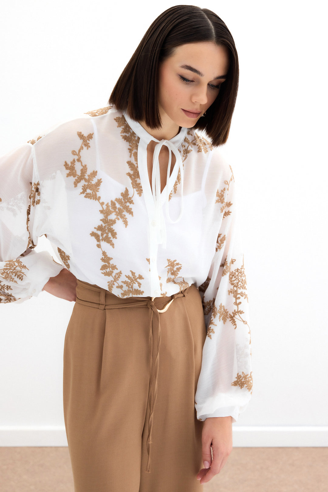 Sateen Chemise en chiffon brodée - camel