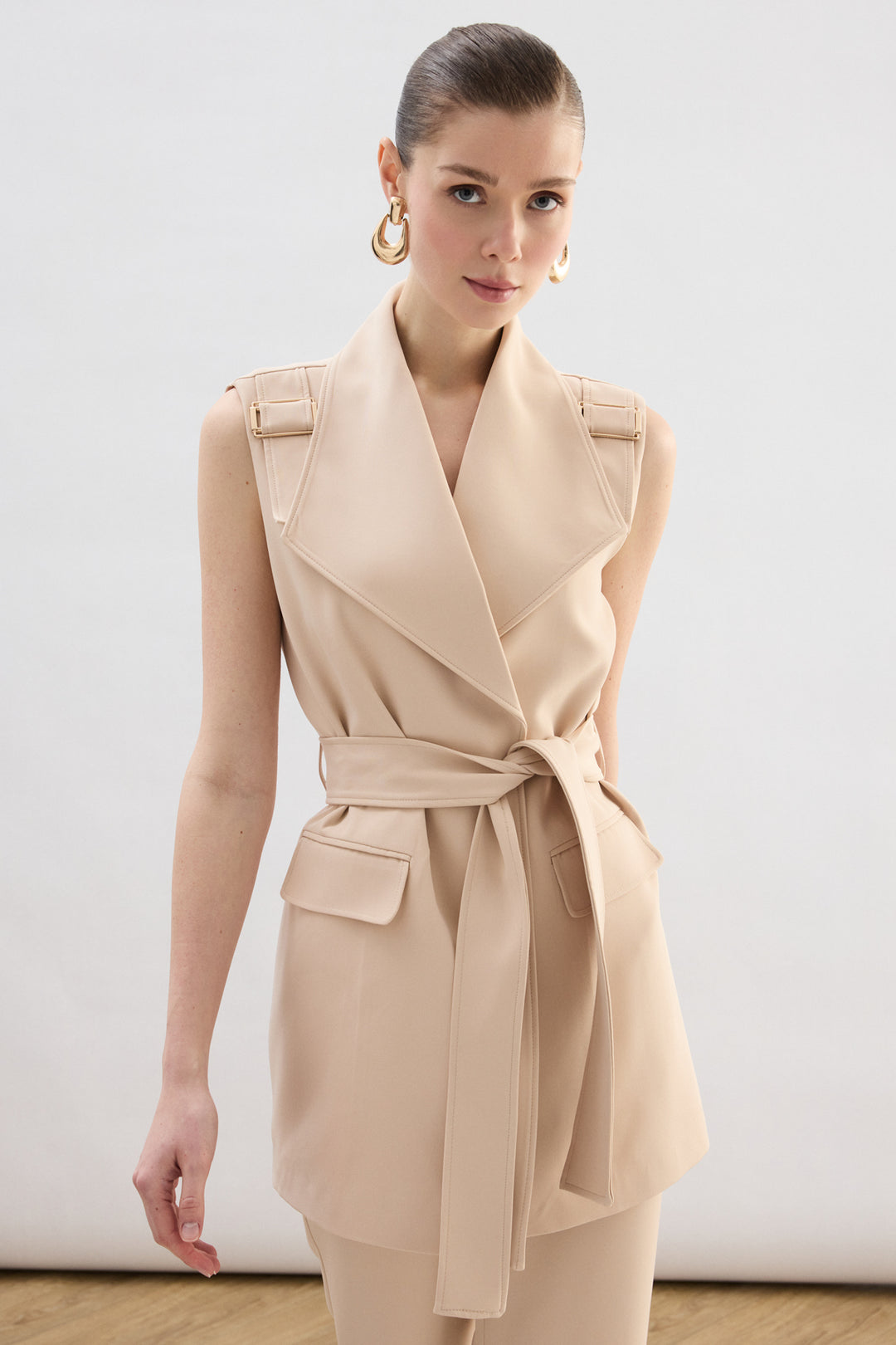 Sateen Gilet à ceinture avec accessoire d'épaule - Beige