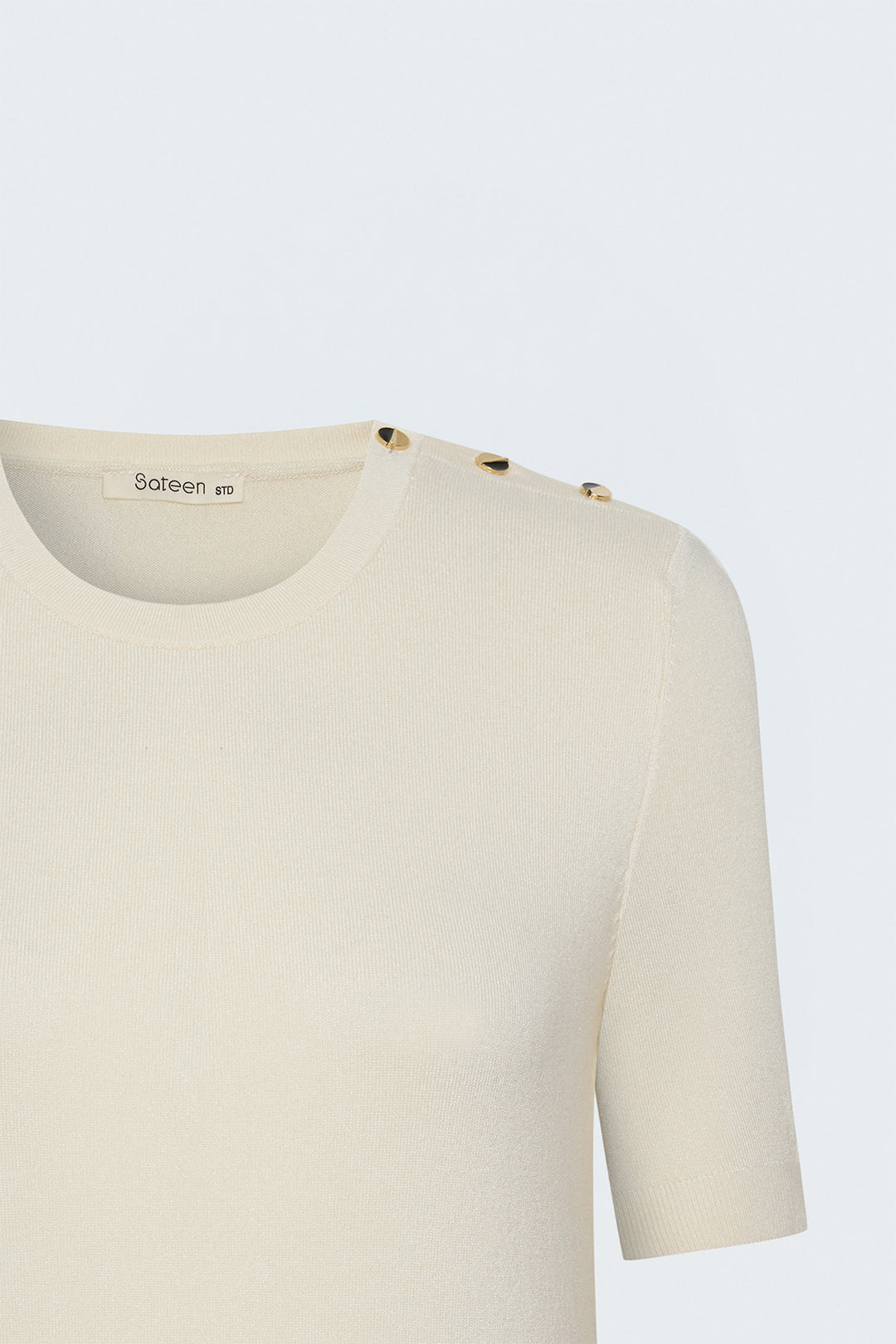 Sateen Pull à manches courtes à boutons aux épaules - Écru