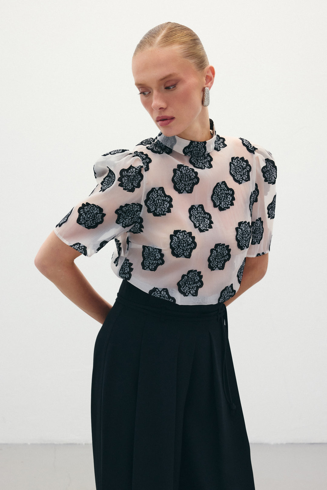 Sateen Blouse à manches courtes en organza - Noir