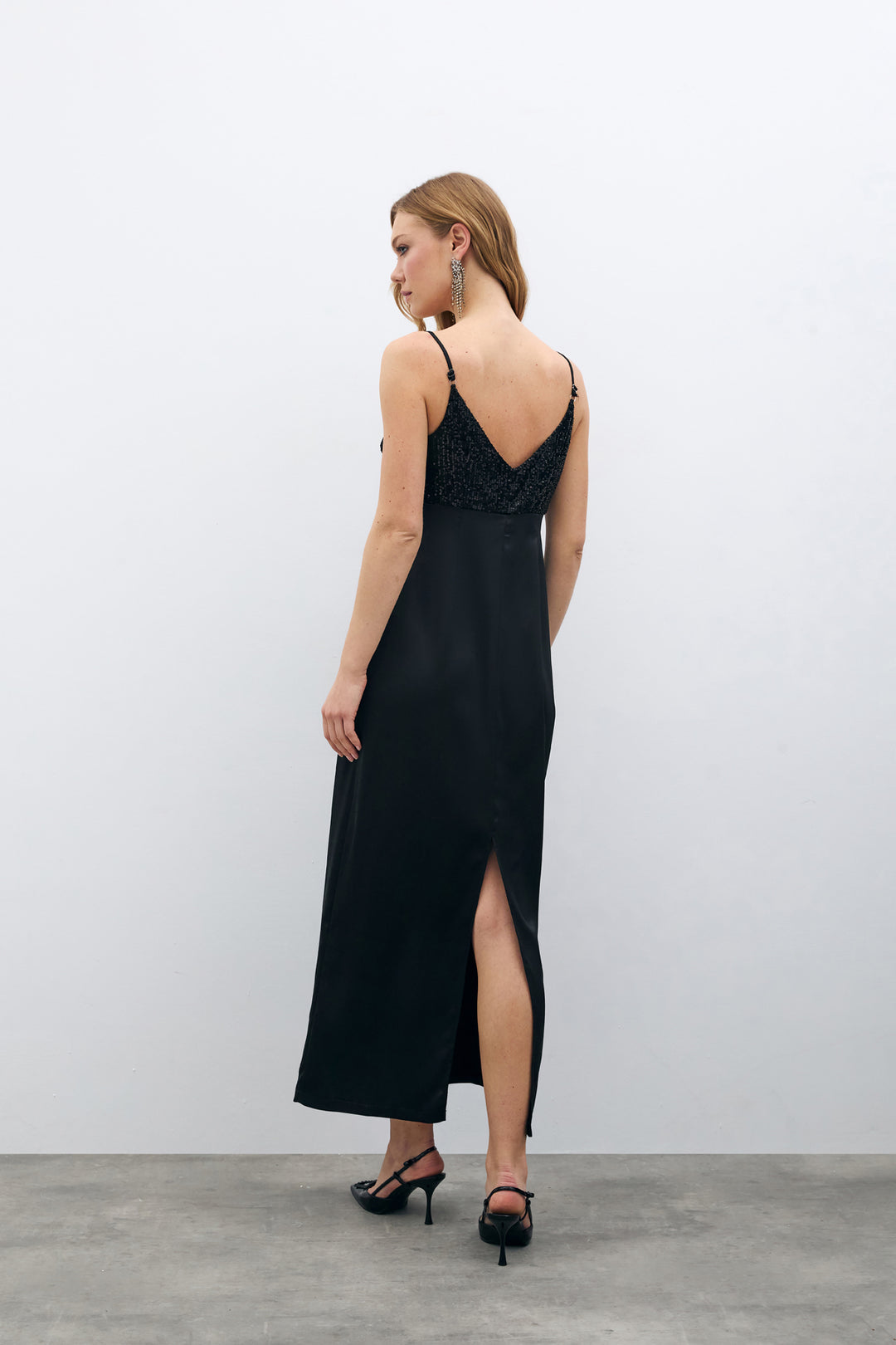 Sateen Robe en satin avec détails en sequins - Noir