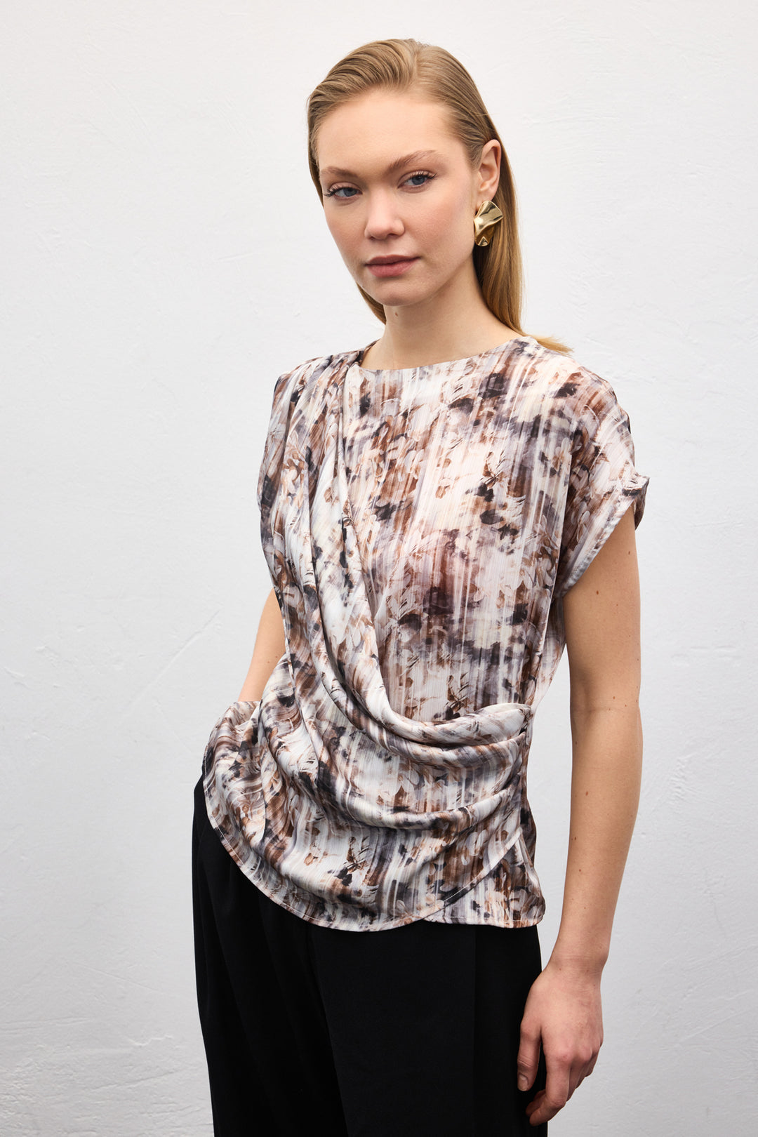 Sateen Blouse sans manches plissée - Marron