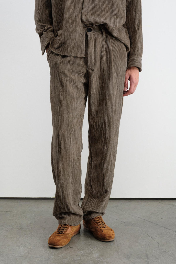Giesto Pantalon en velours côtelé marron plissé - Marron