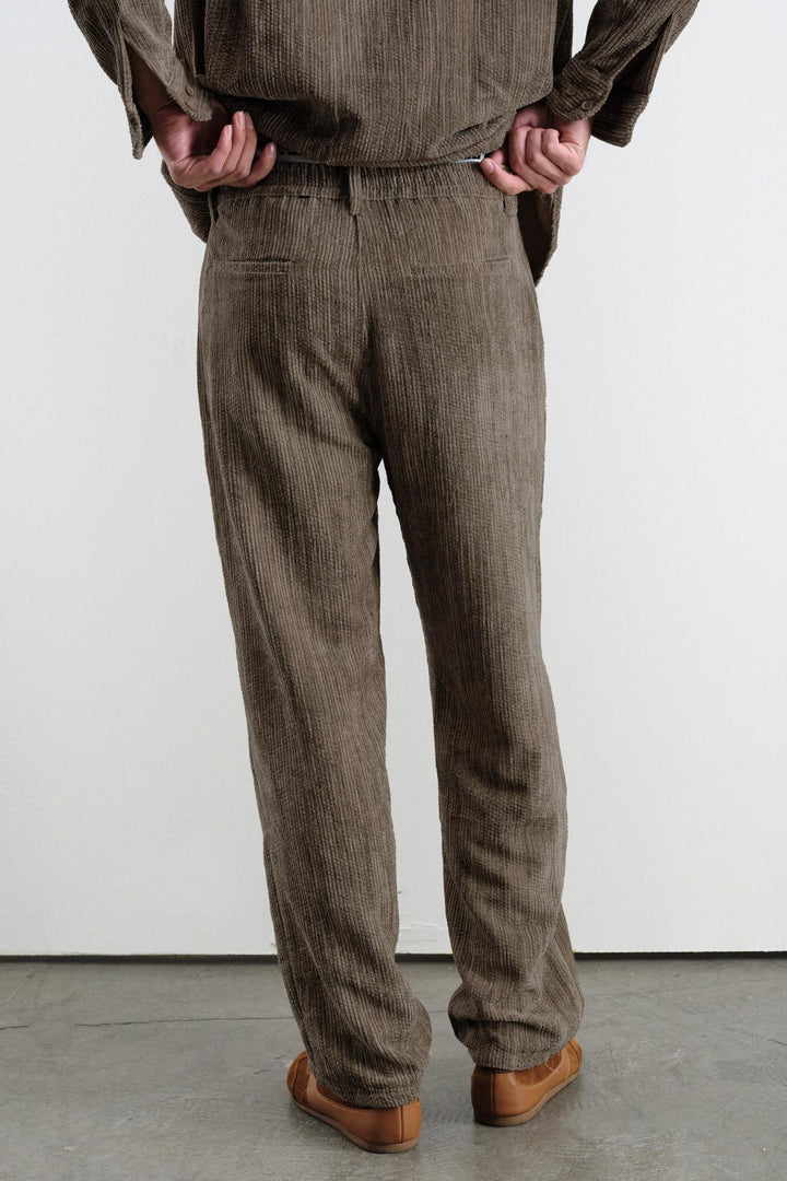 Giesto Pantalon en velours côtelé marron plissé - Marron