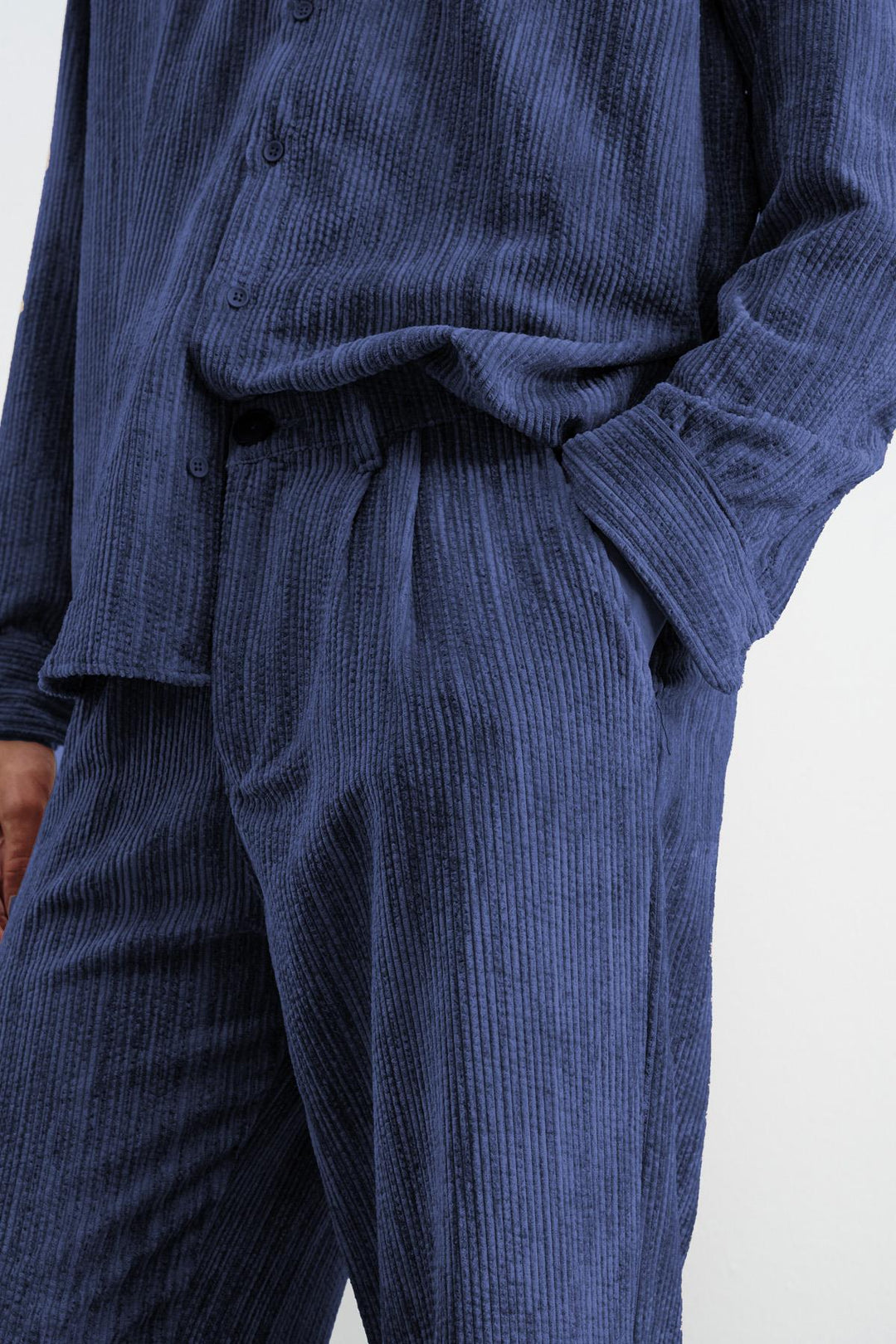 Giesto Pantalon en velours côtelé bleu marine plissé - Bleu marine