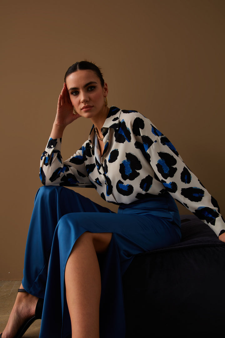 Sateen Chemise ample à motif léopard coloré - sax Bleu