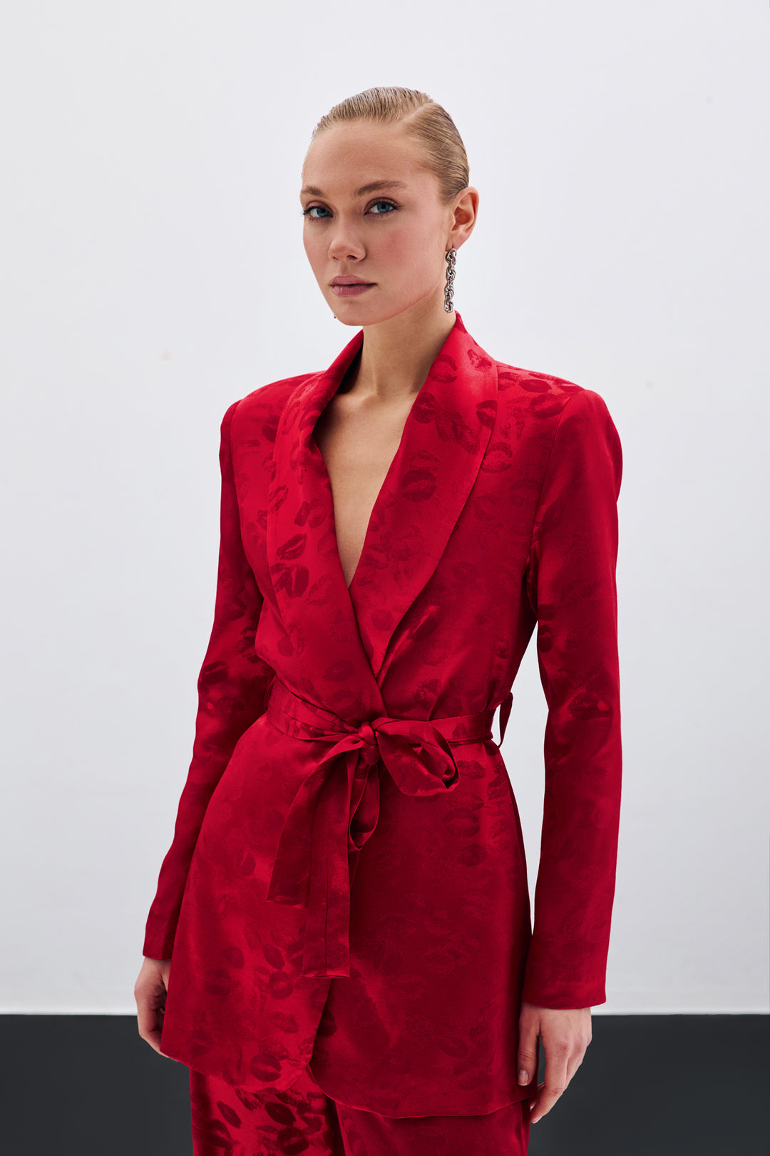 Sateen Veste ceinturée à col châle - Rouge