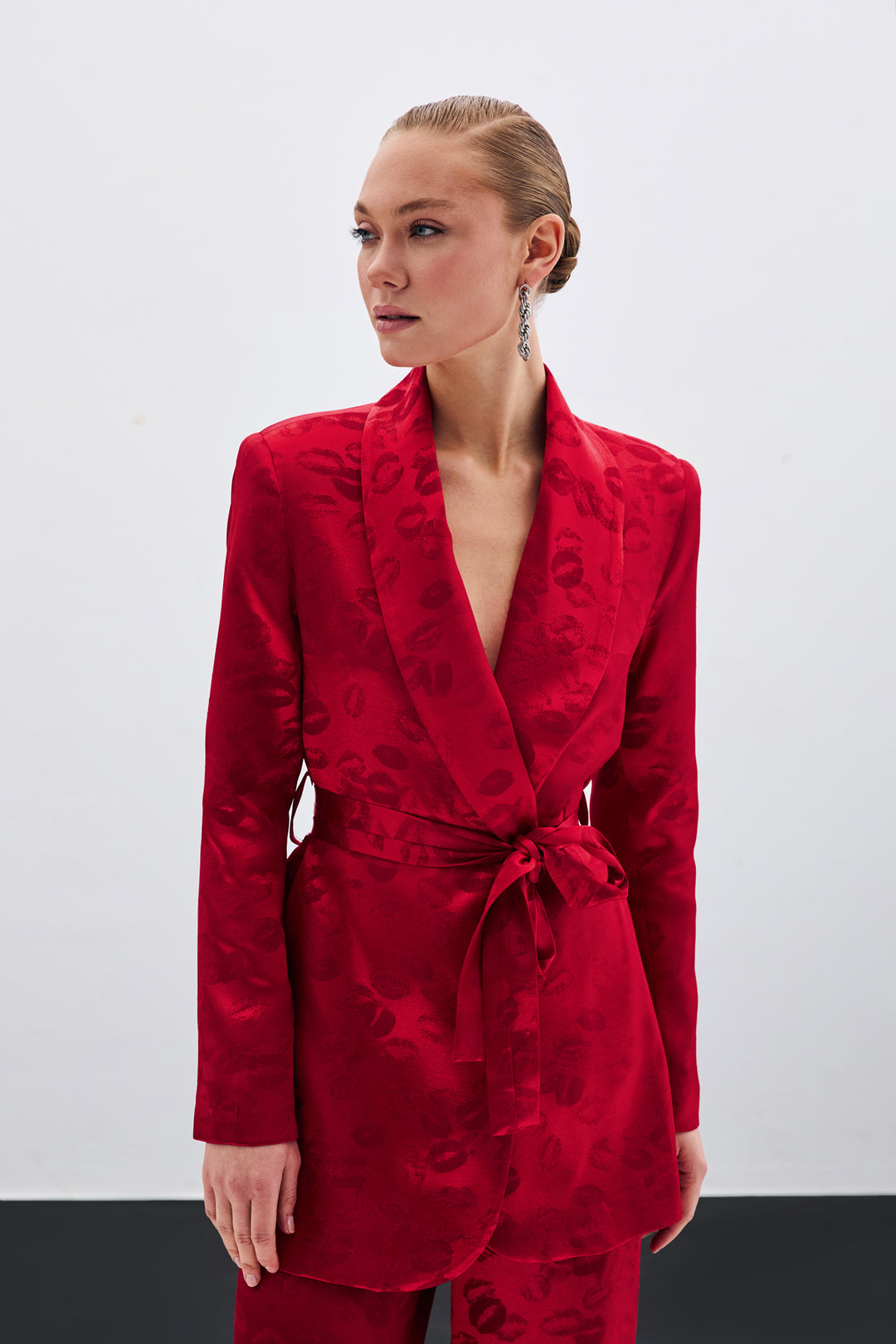 Sateen Veste ceinturée à col châle - Rouge